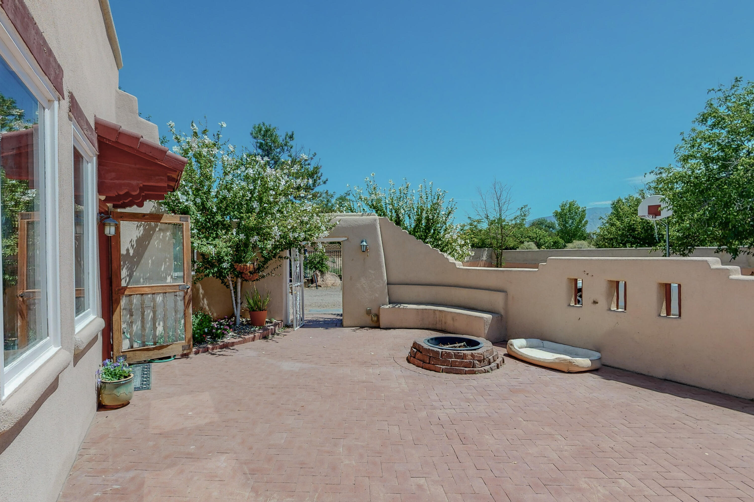 713 RANCHITOS Road