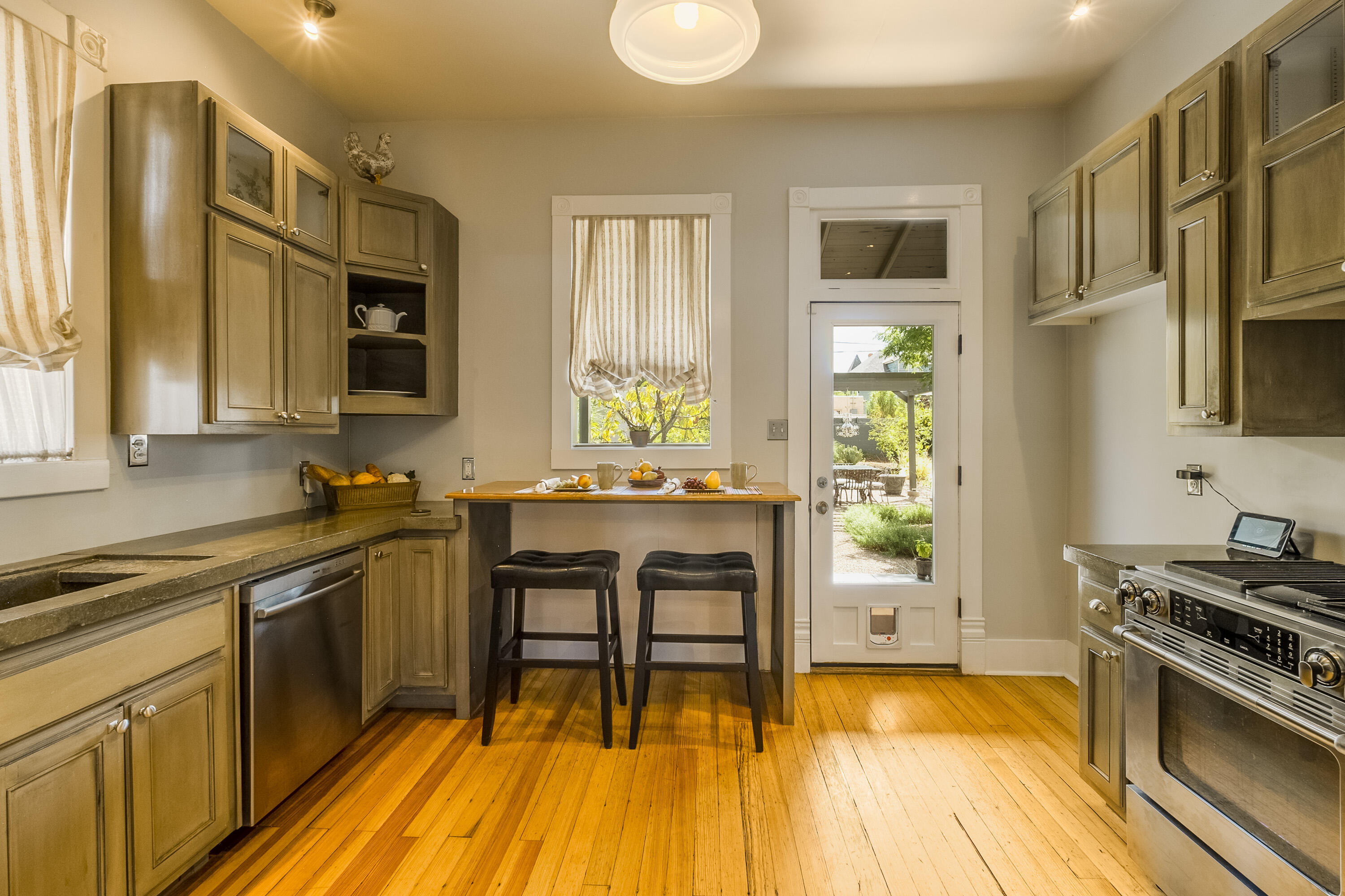 306 EDITH Boulevard SE
