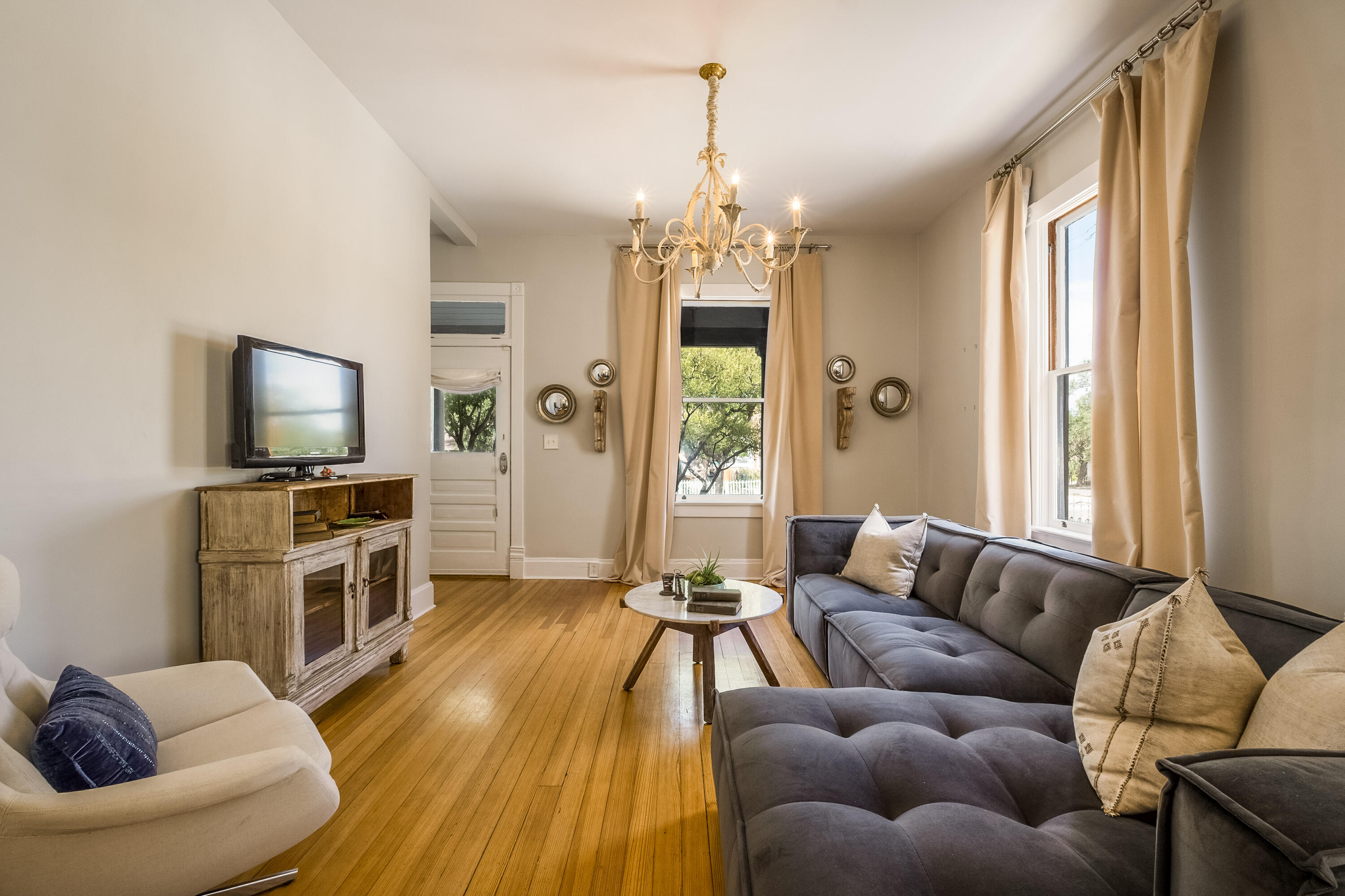 306 EDITH Boulevard SE