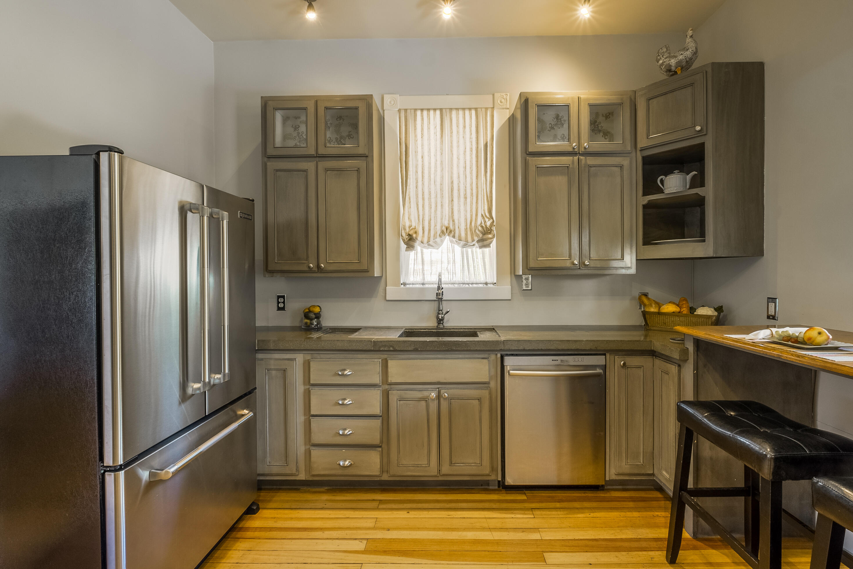 306 EDITH Boulevard SE
