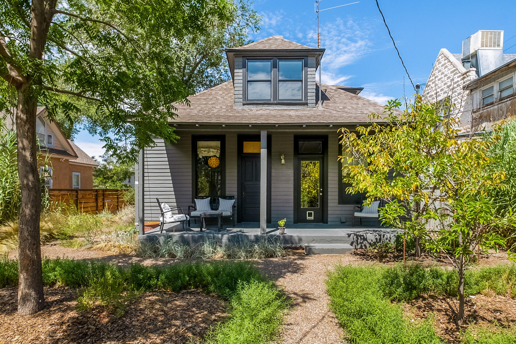 306 EDITH Boulevard SE