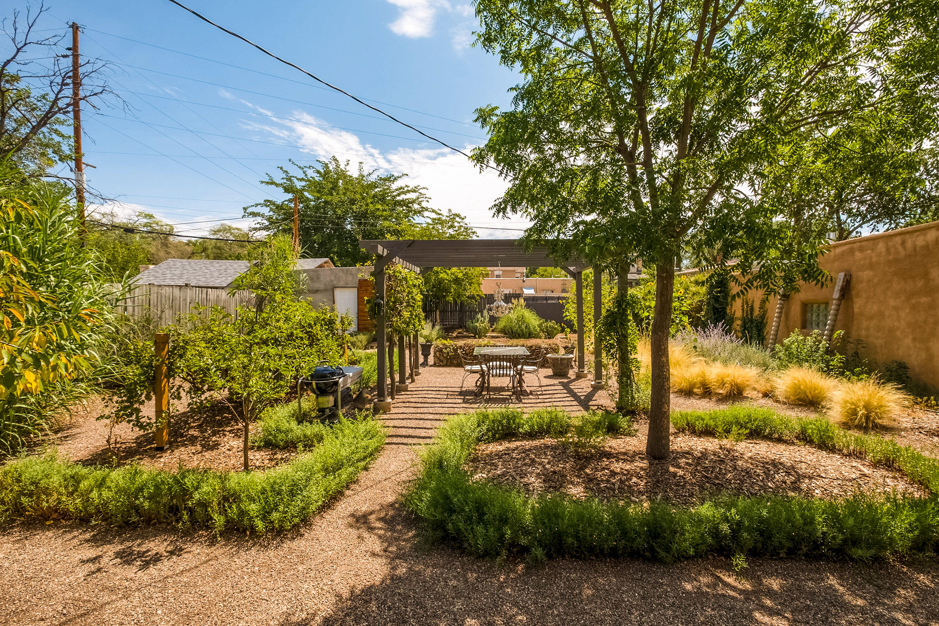 306 EDITH Boulevard SE