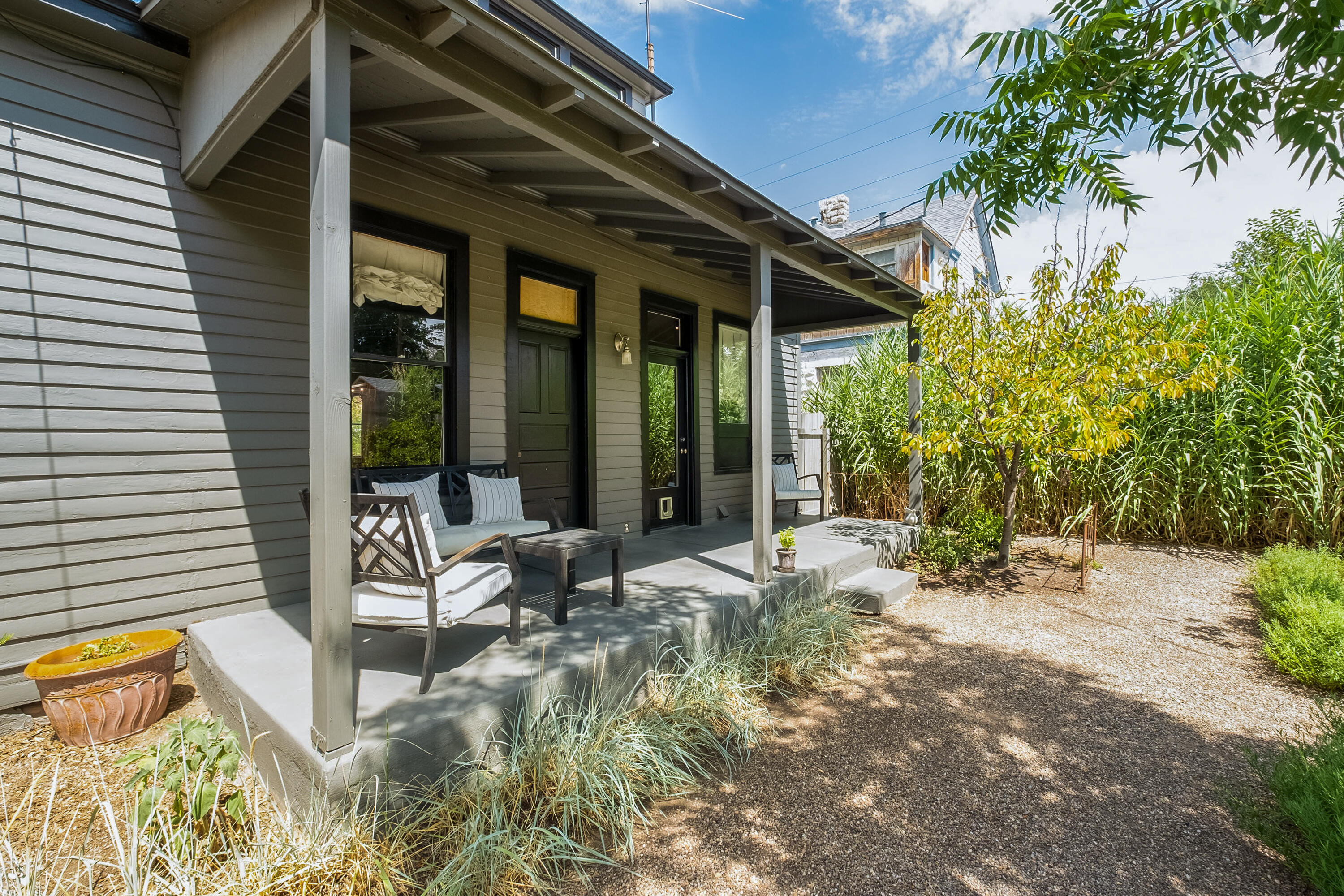306 EDITH Boulevard SE
