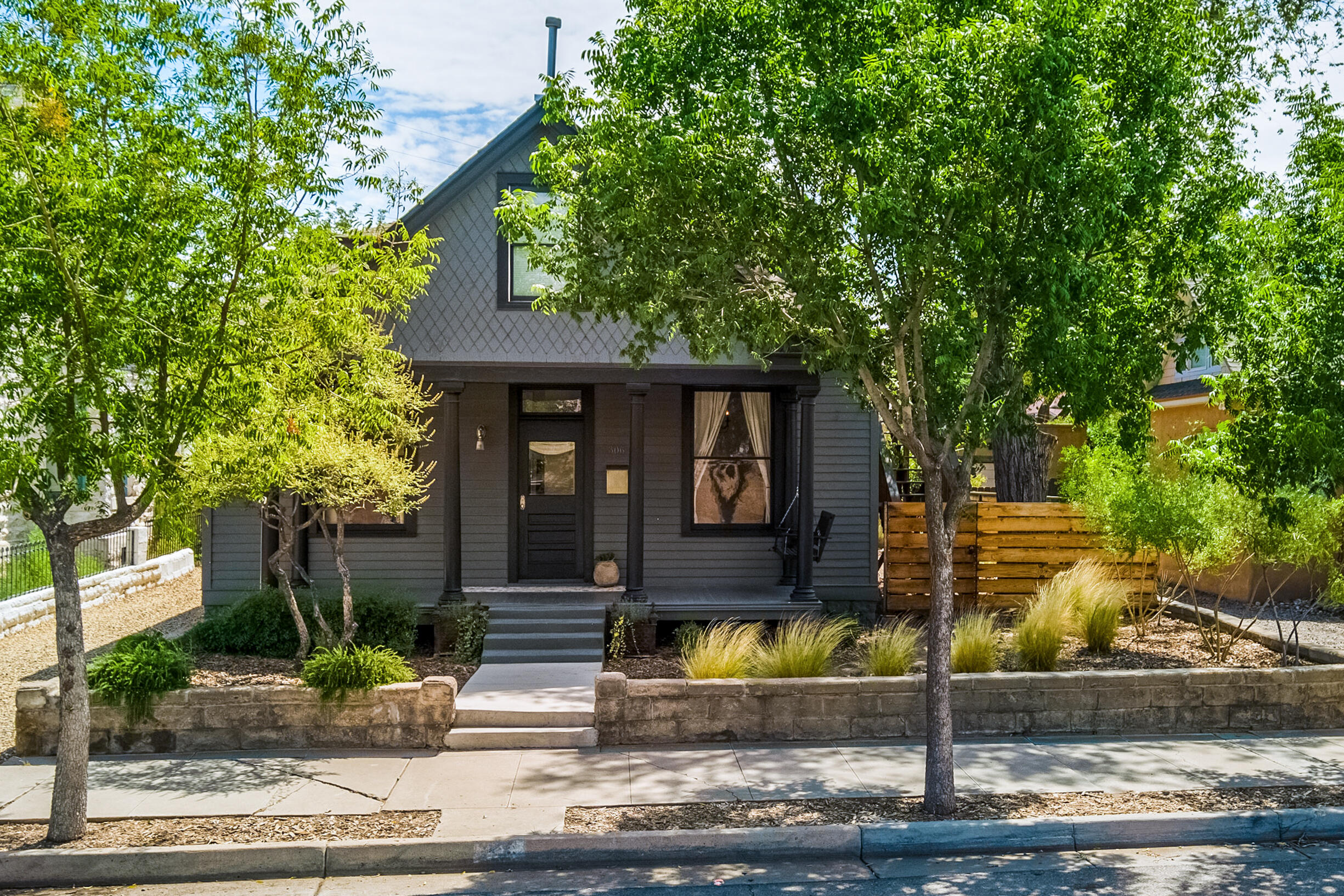 306 EDITH Boulevard SE