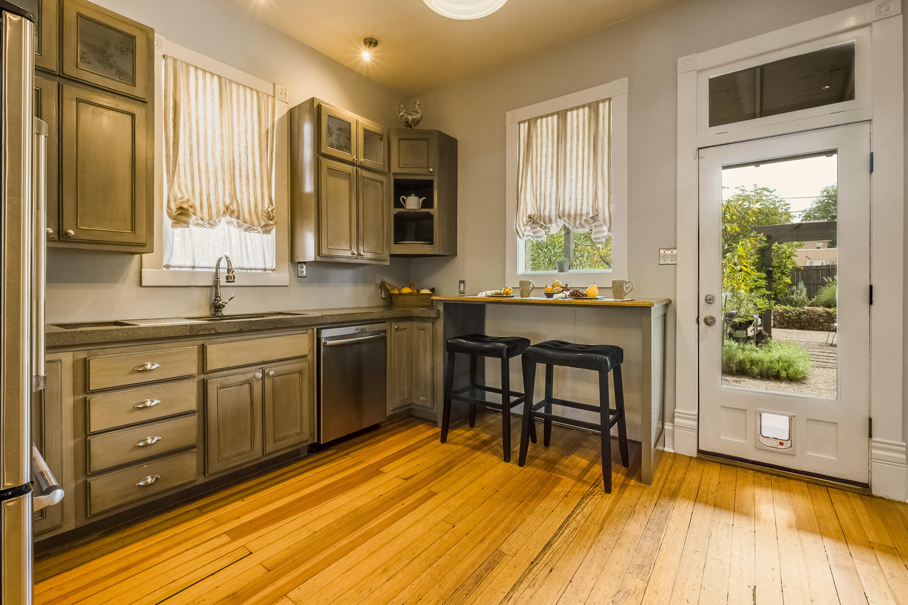 306 EDITH Boulevard SE