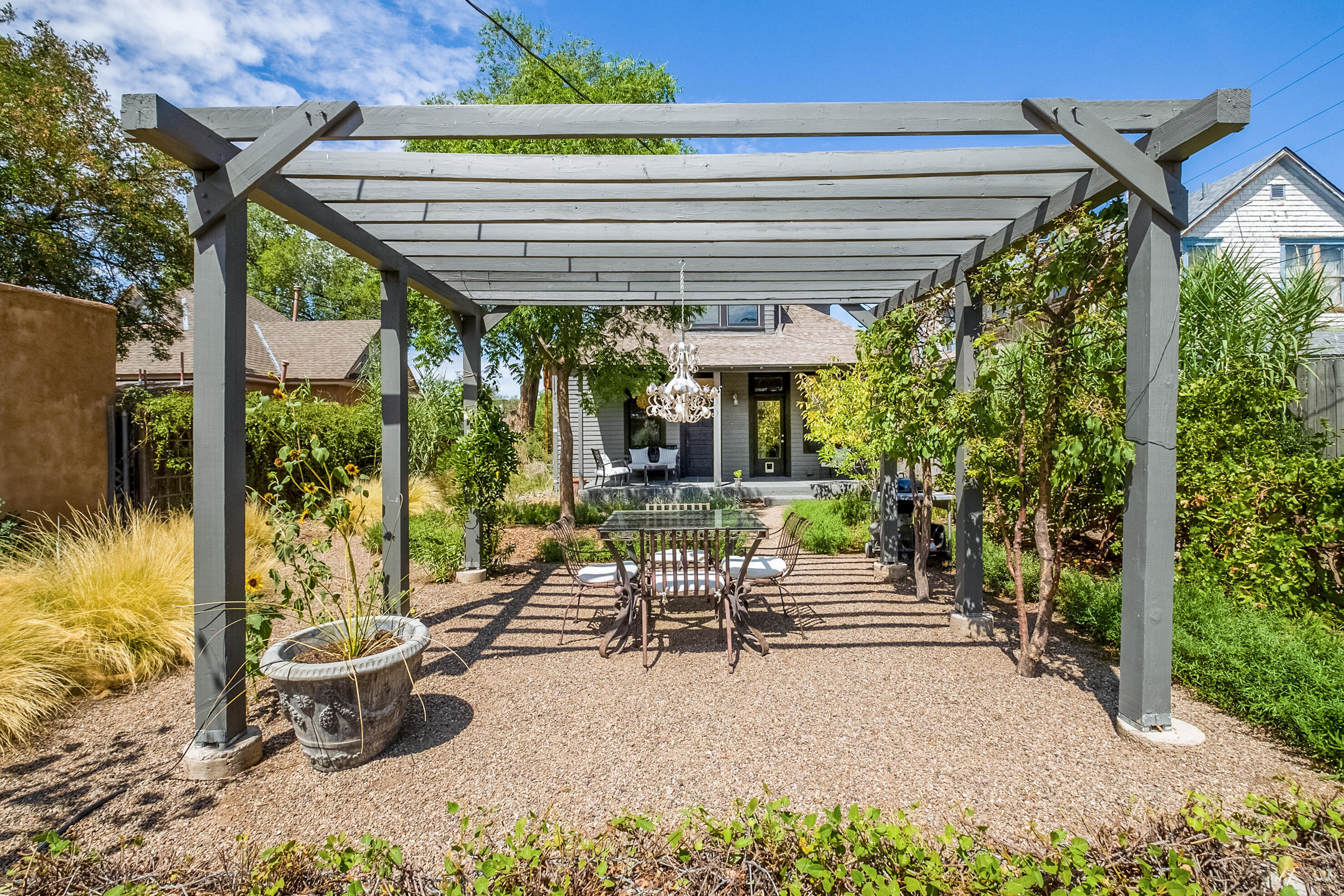 306 EDITH Boulevard SE