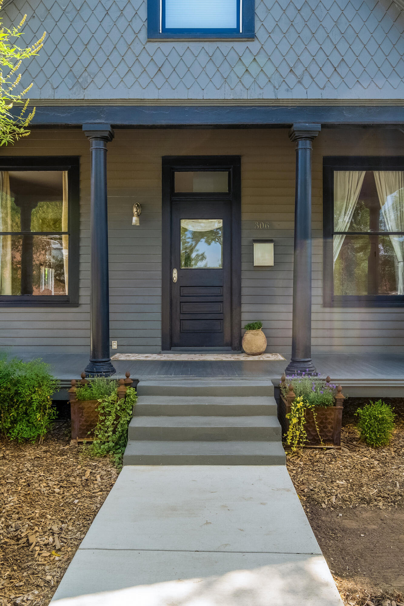 306 EDITH Boulevard SE