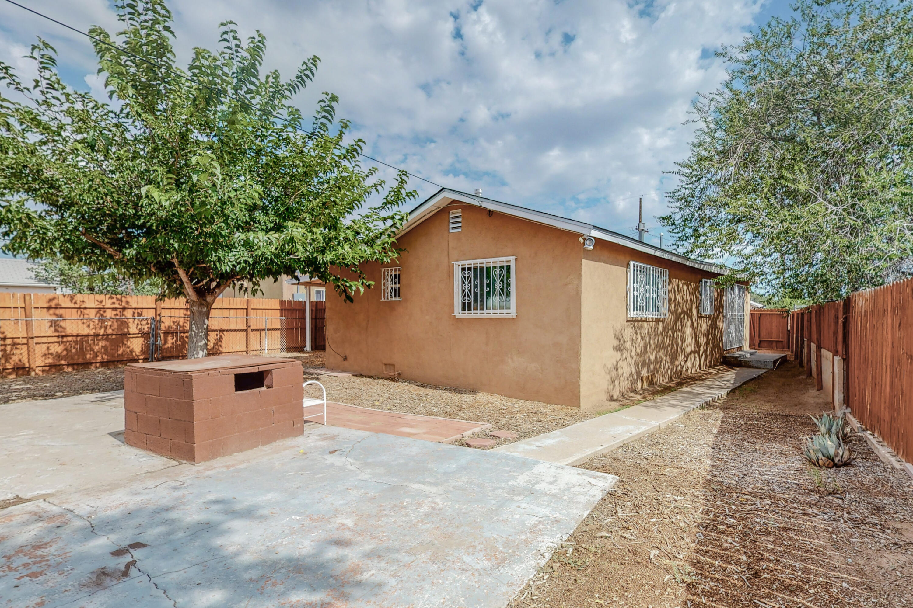 536 VERANDA Road NW