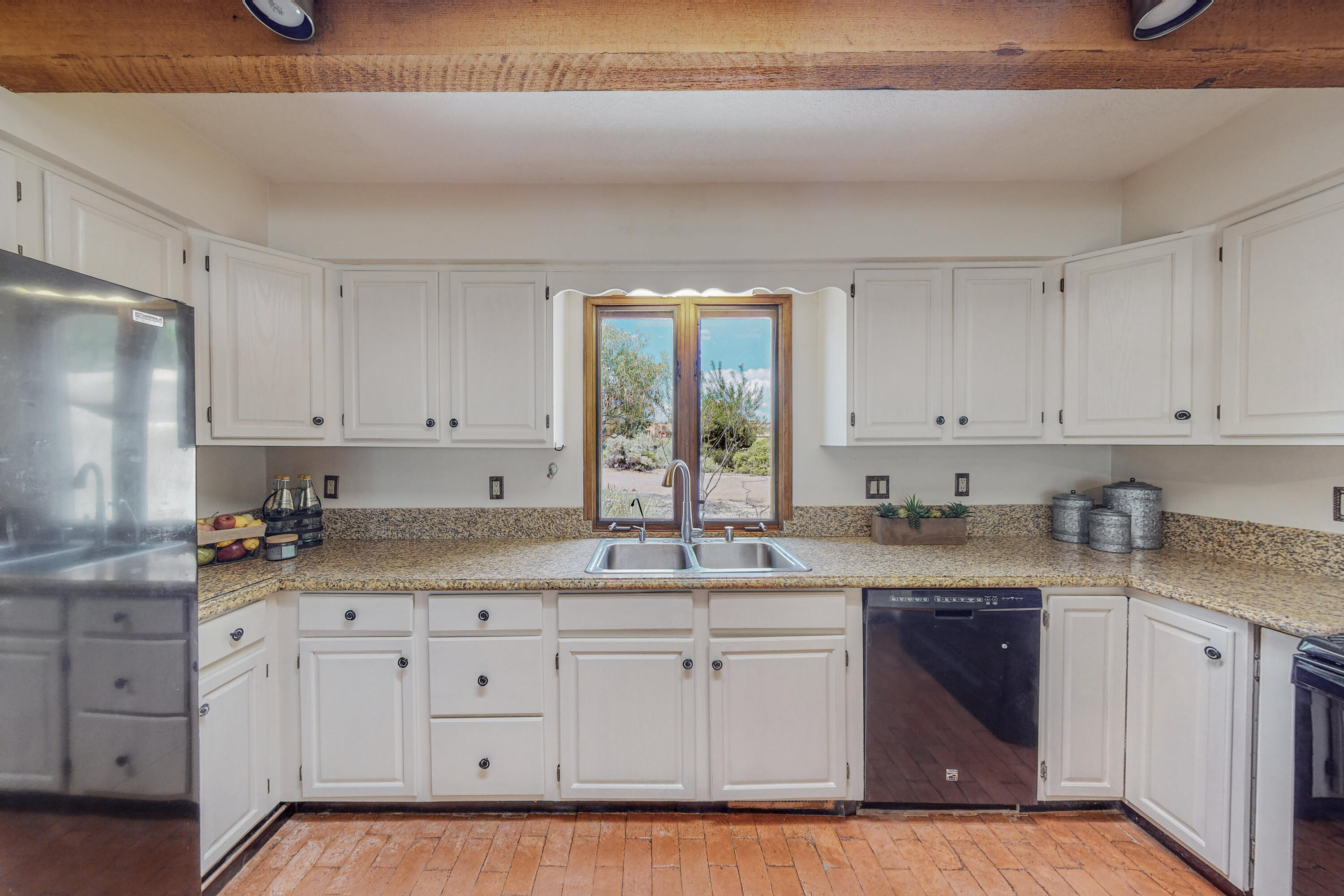1033 W Meadowlark Lane