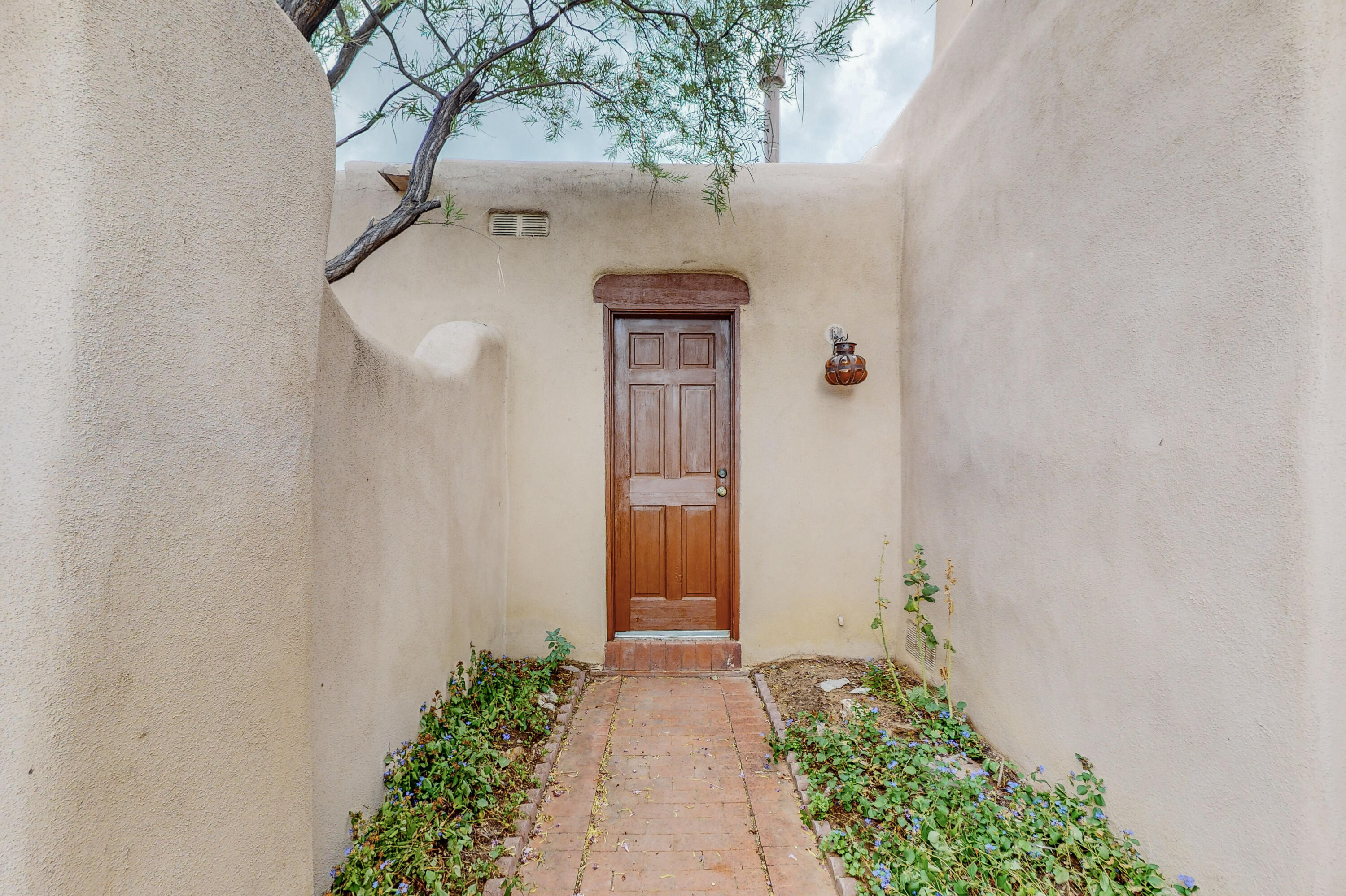 1033 W Meadowlark Lane
