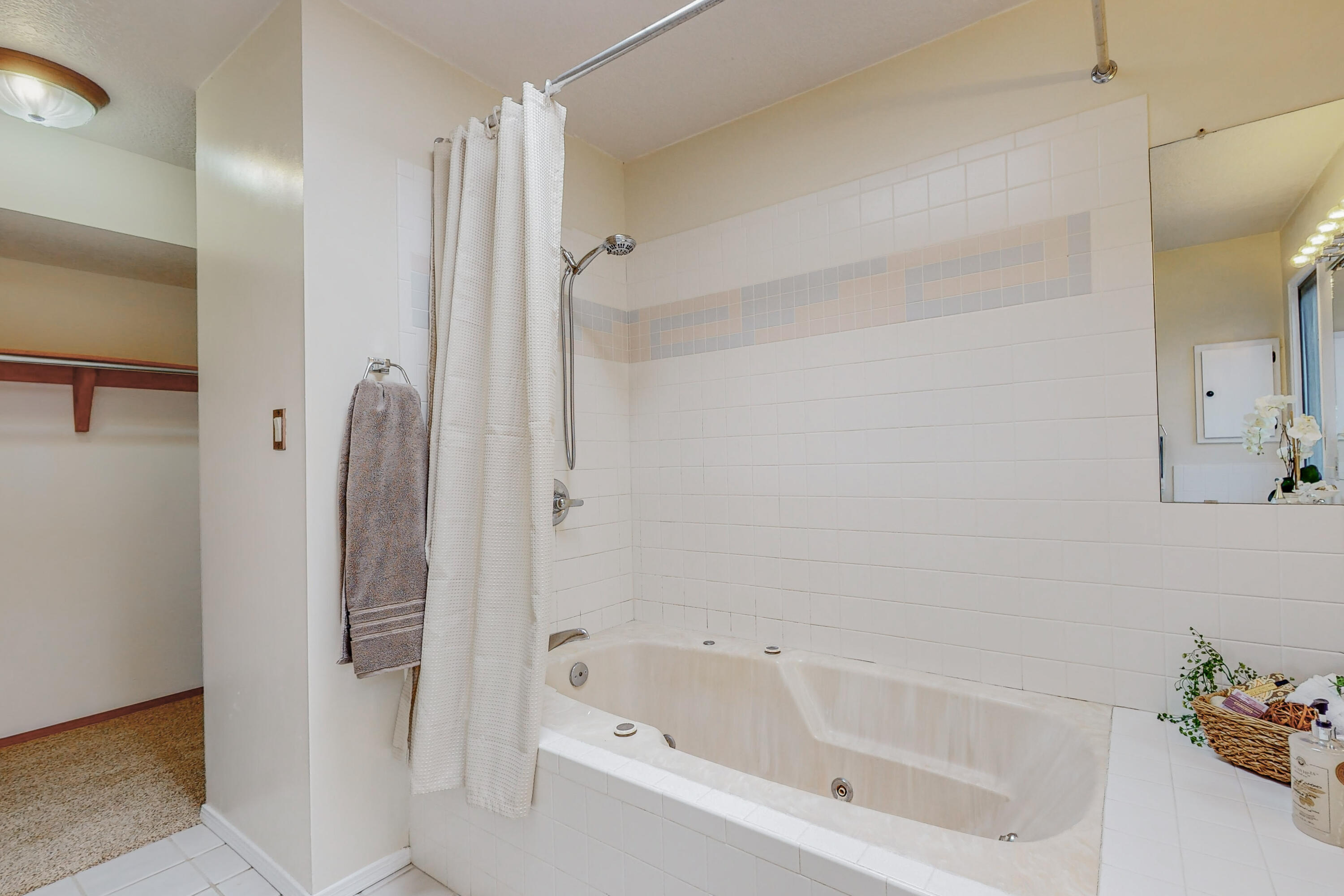1033 W Meadowlark Lane