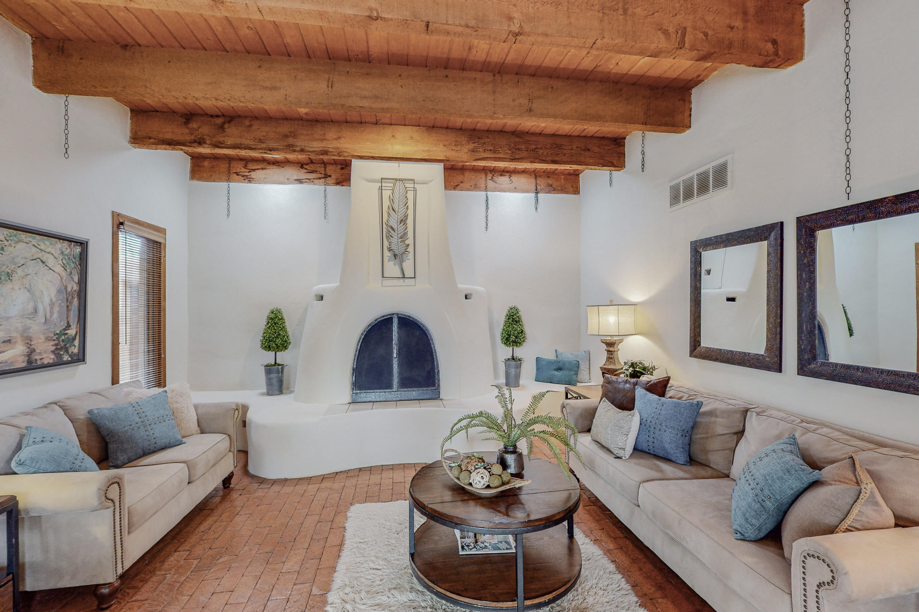 1033 W Meadowlark Lane