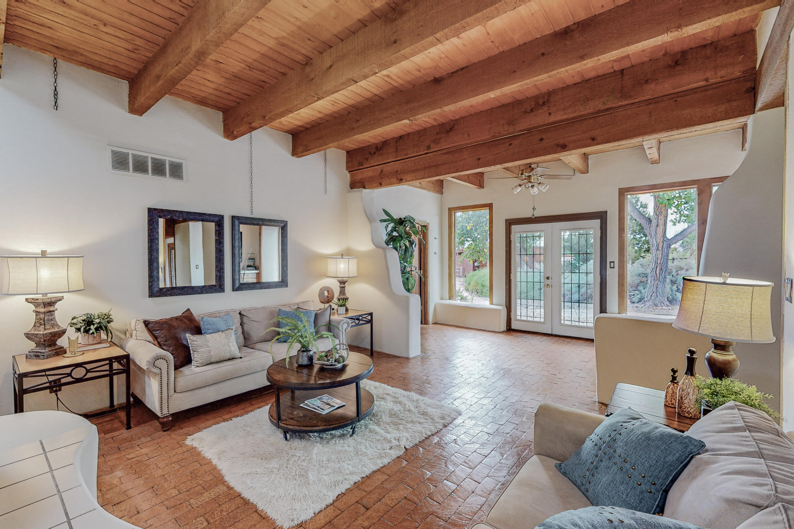 1033 W Meadowlark Lane