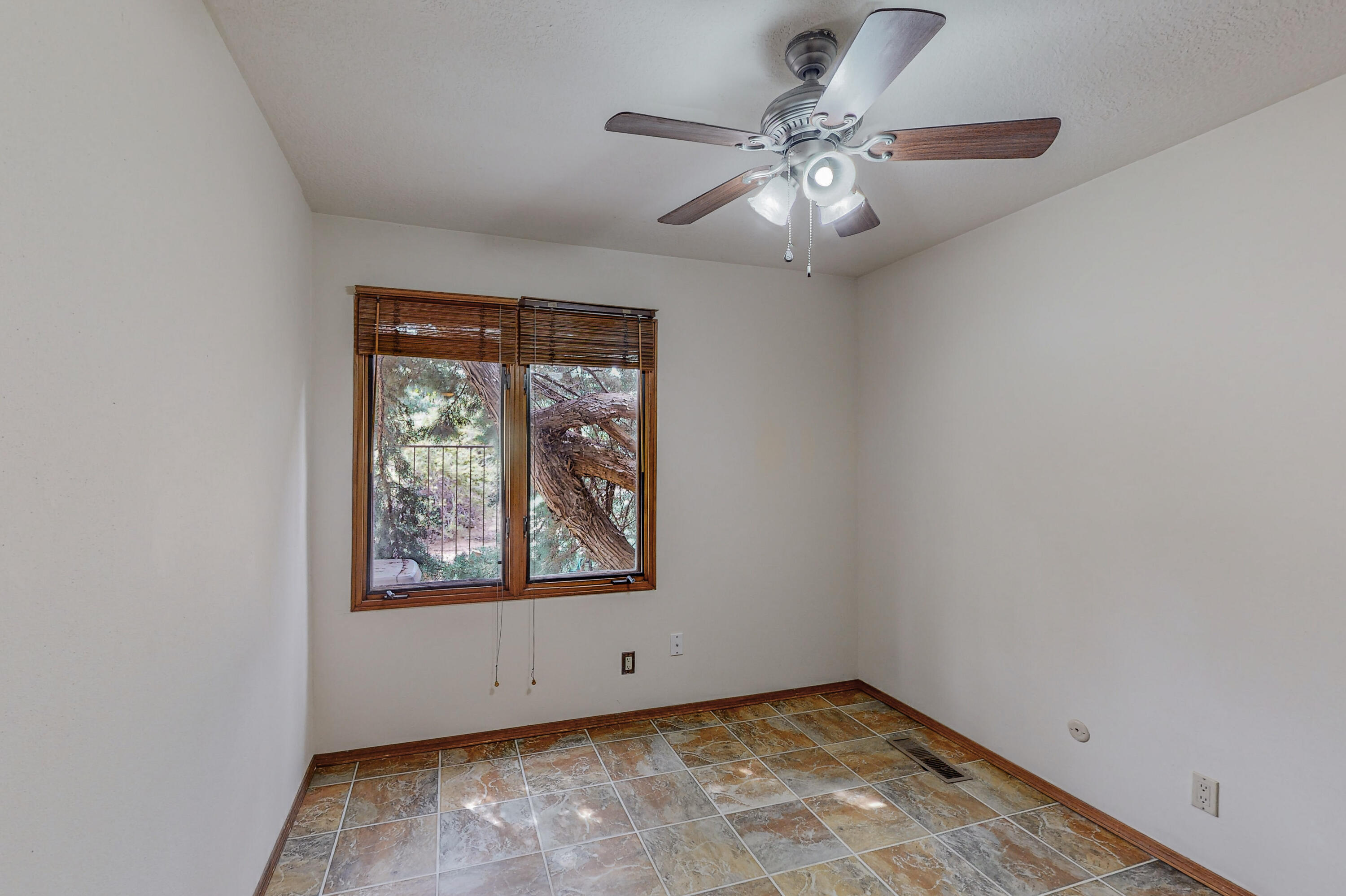 1033 W Meadowlark Lane