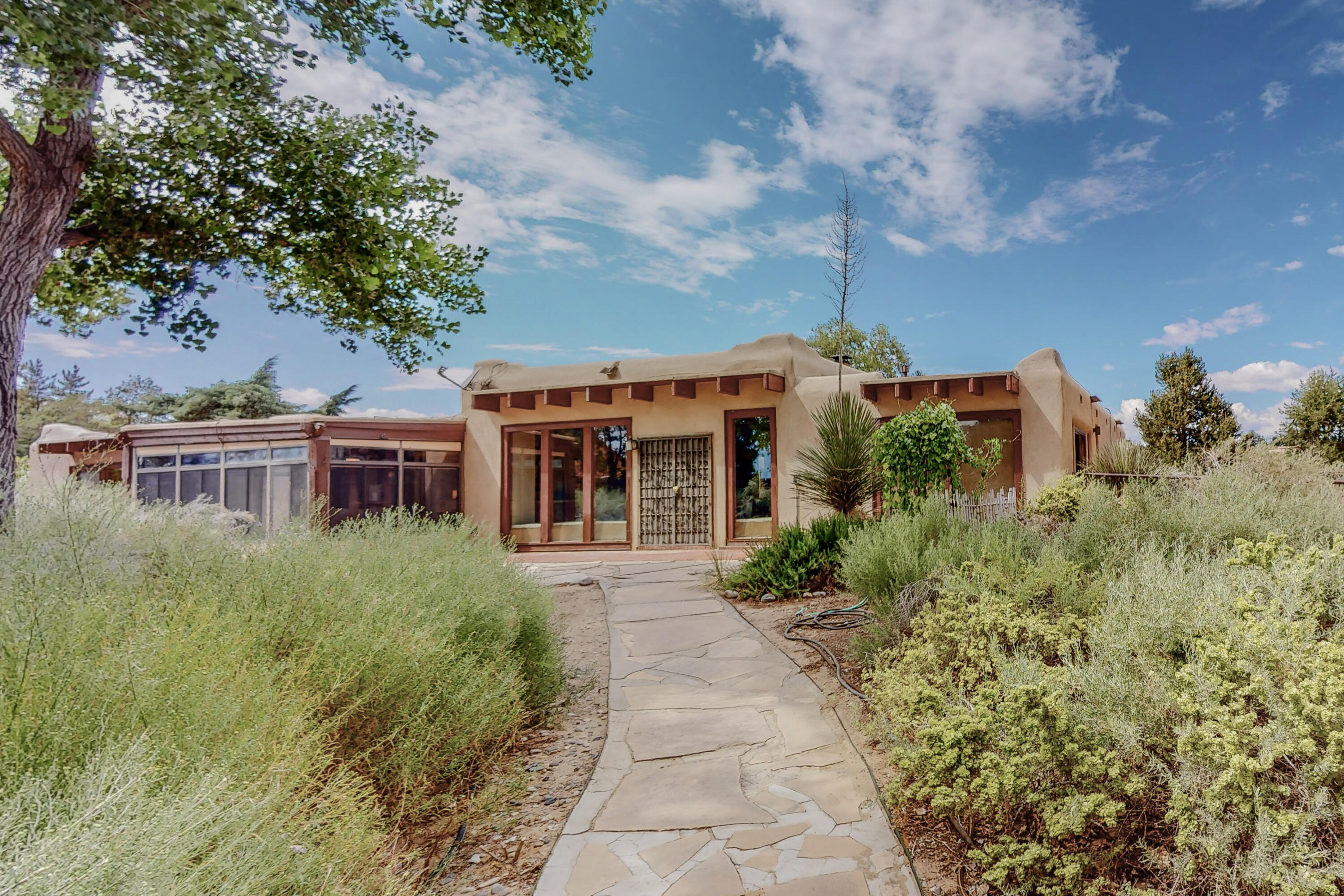 1033 W Meadowlark Lane