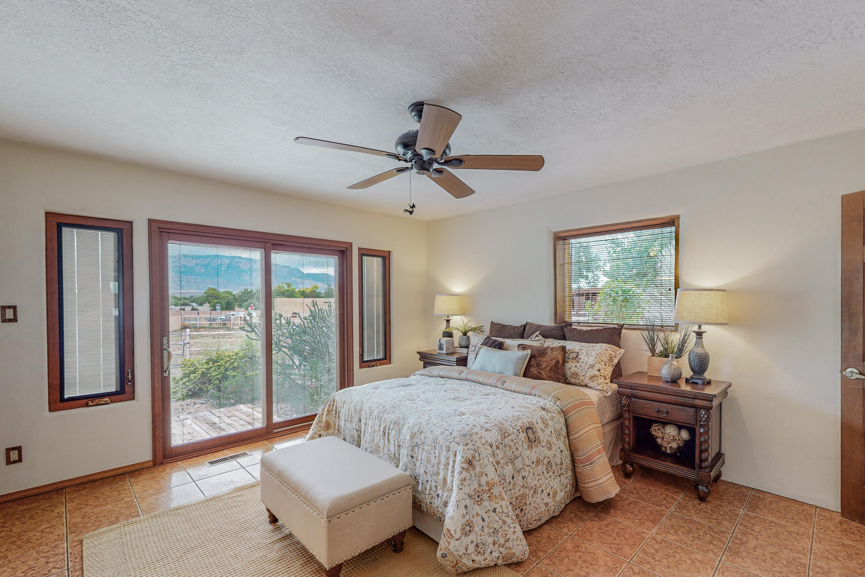 1033 W Meadowlark Lane
