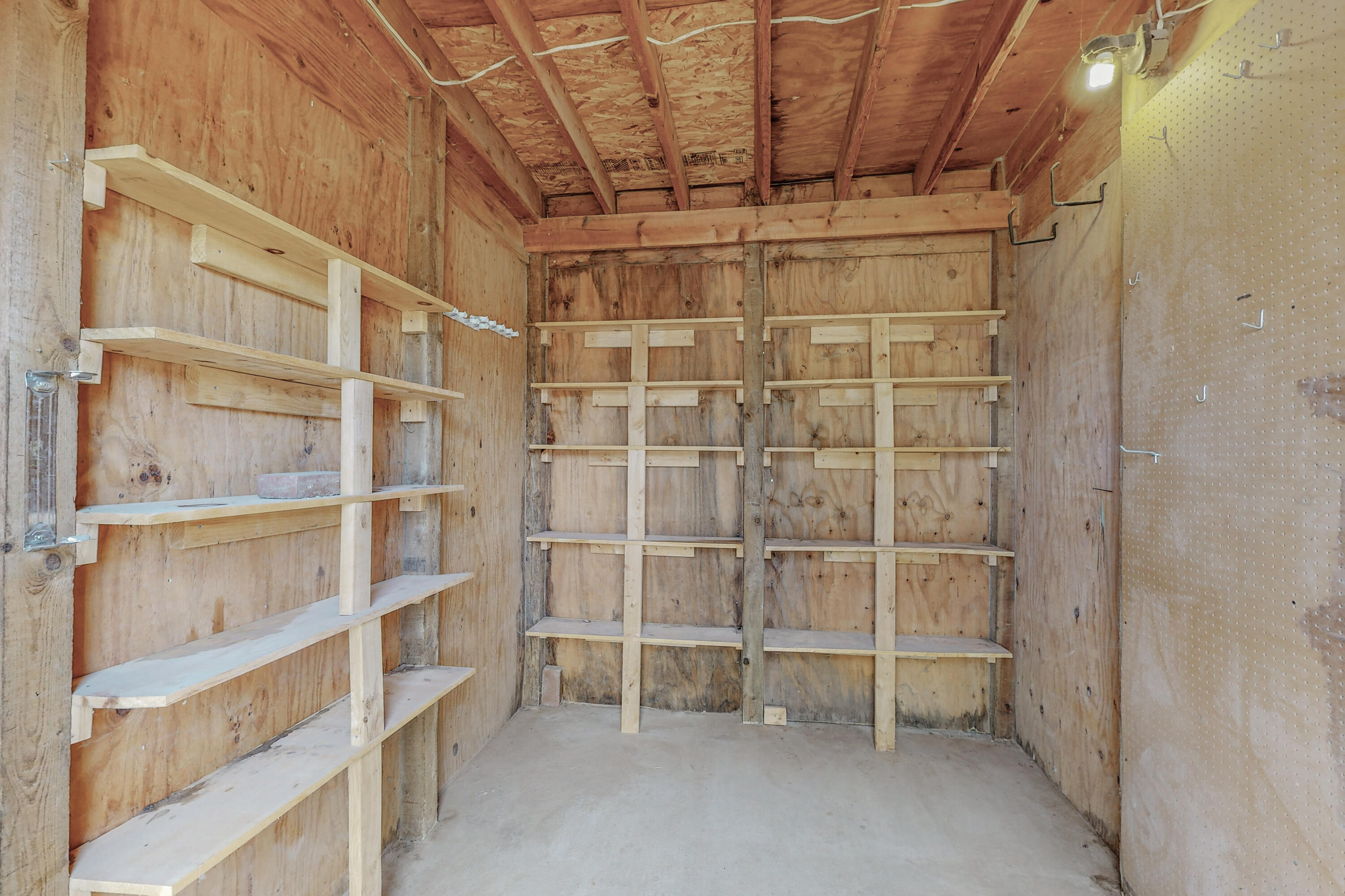 1033 W Meadowlark Lane