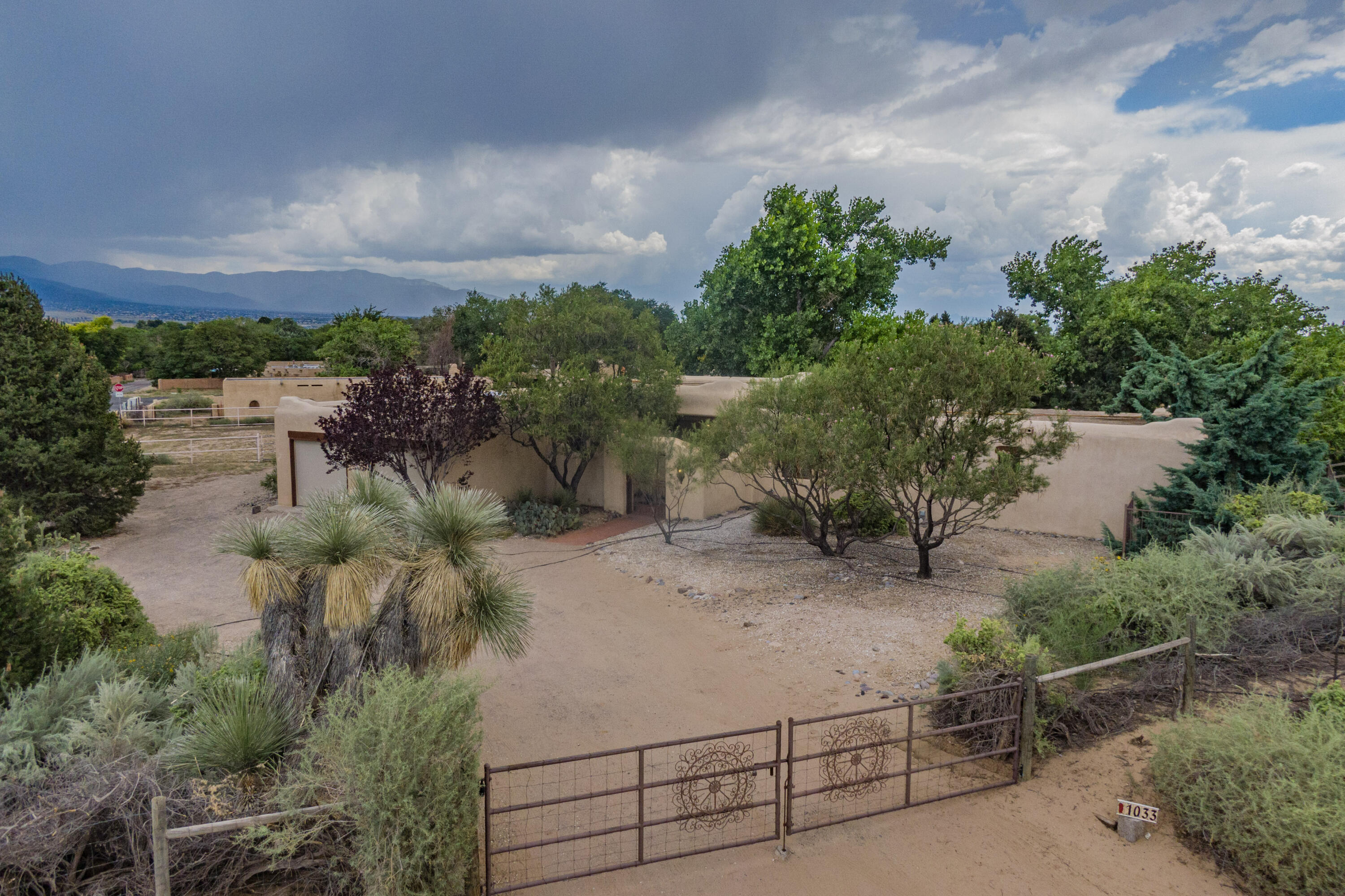 1033 W Meadowlark Lane