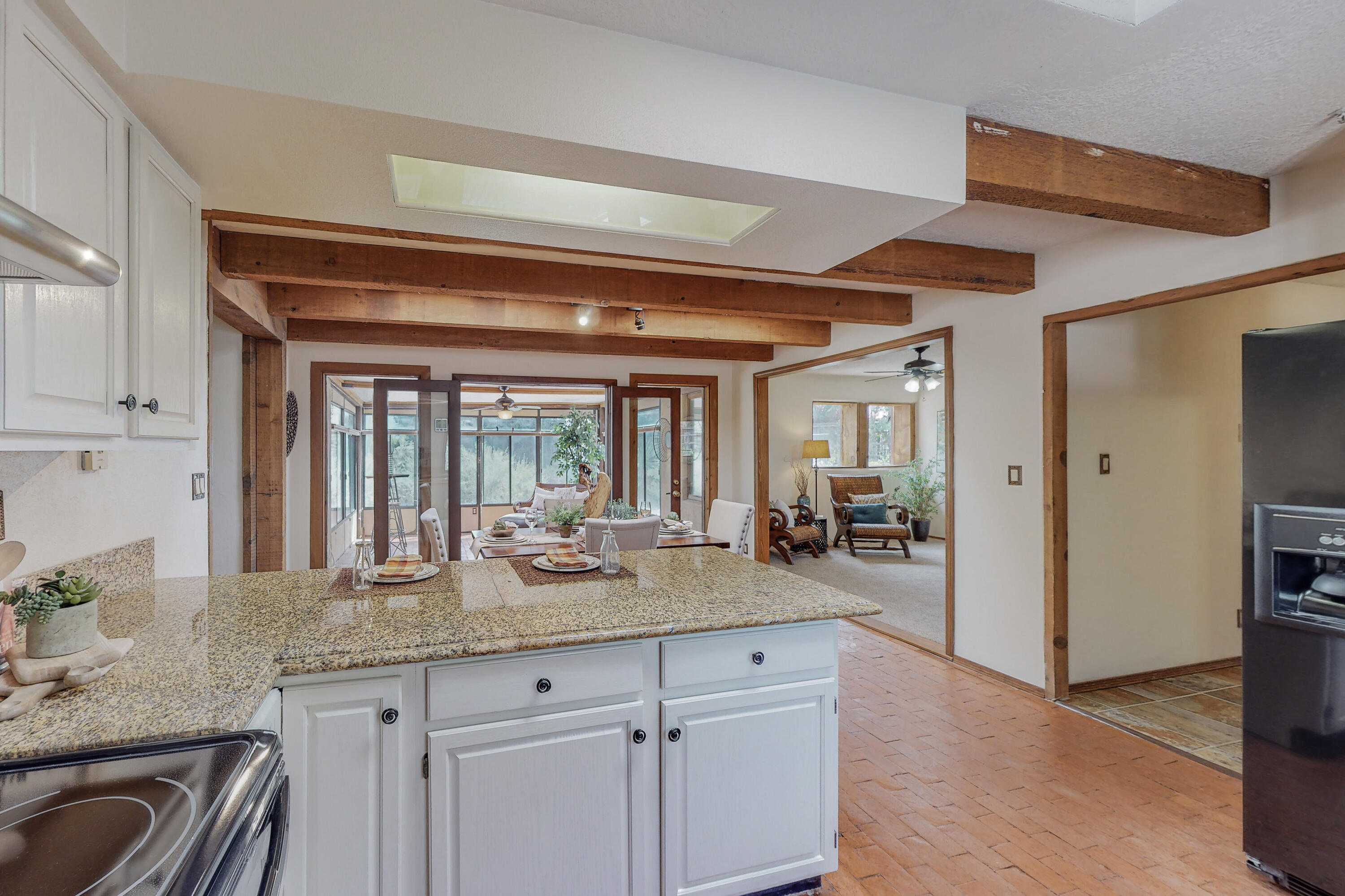 1033 W Meadowlark Lane