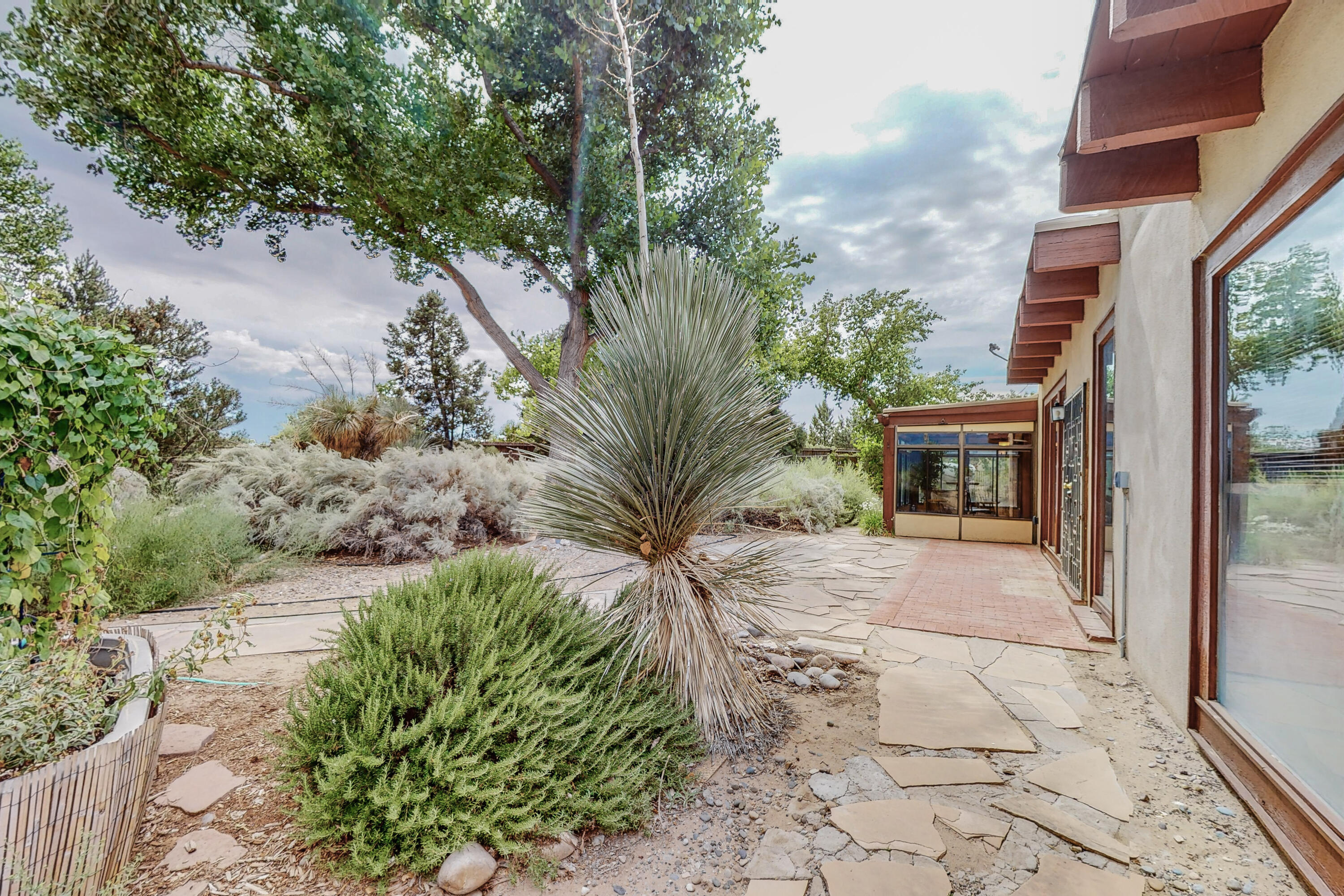 1033 W Meadowlark Lane