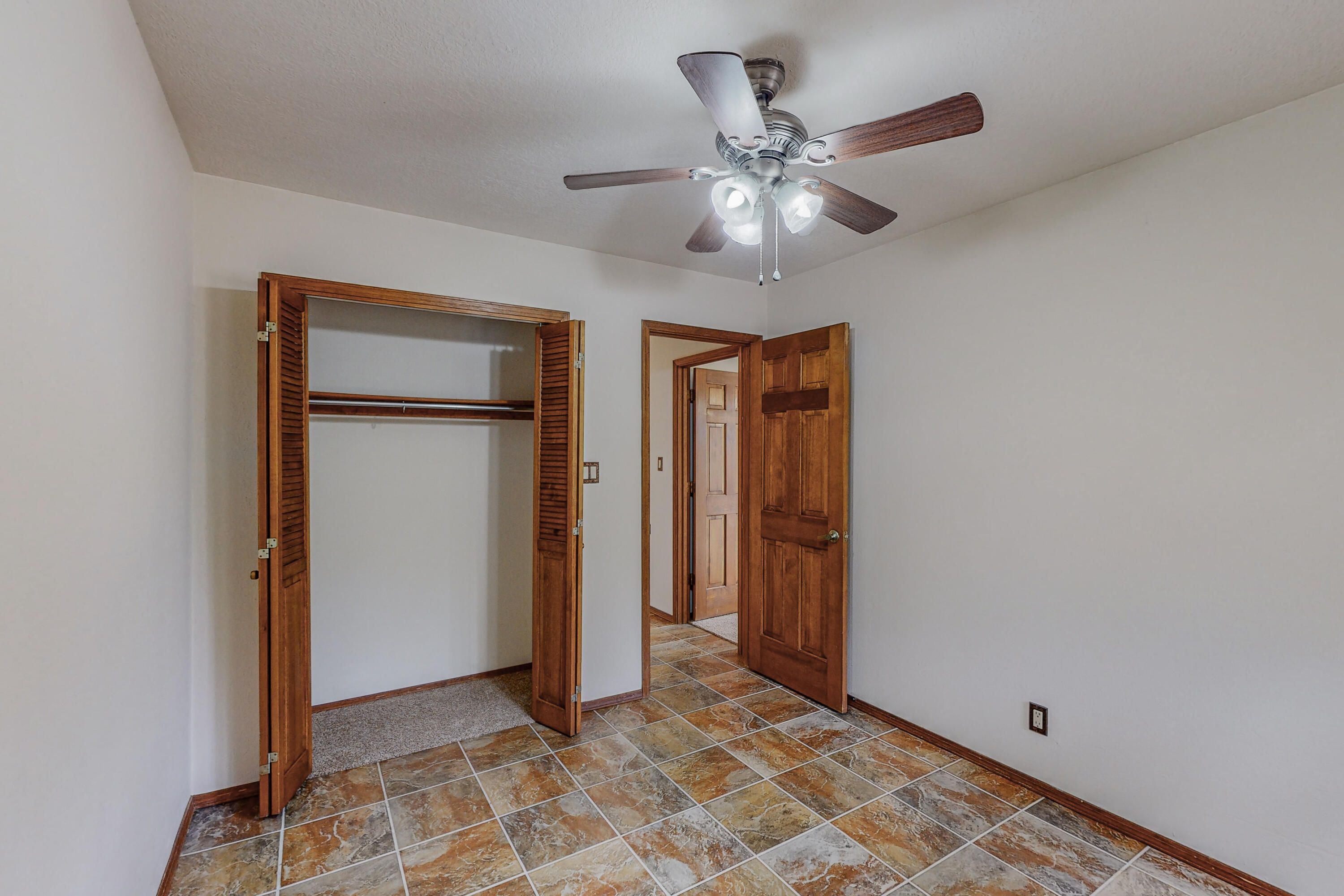 1033 W Meadowlark Lane