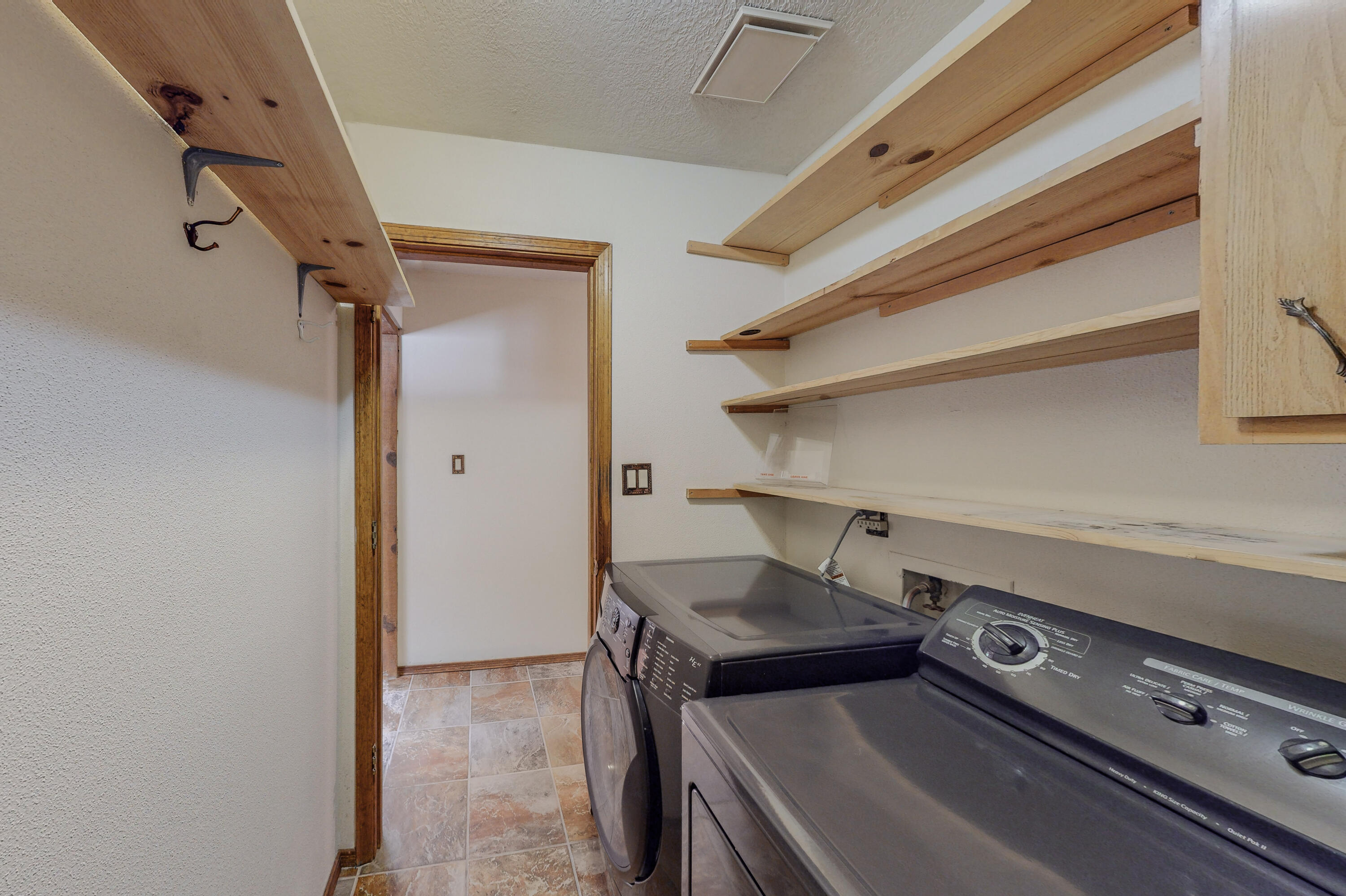 1033 W Meadowlark Lane