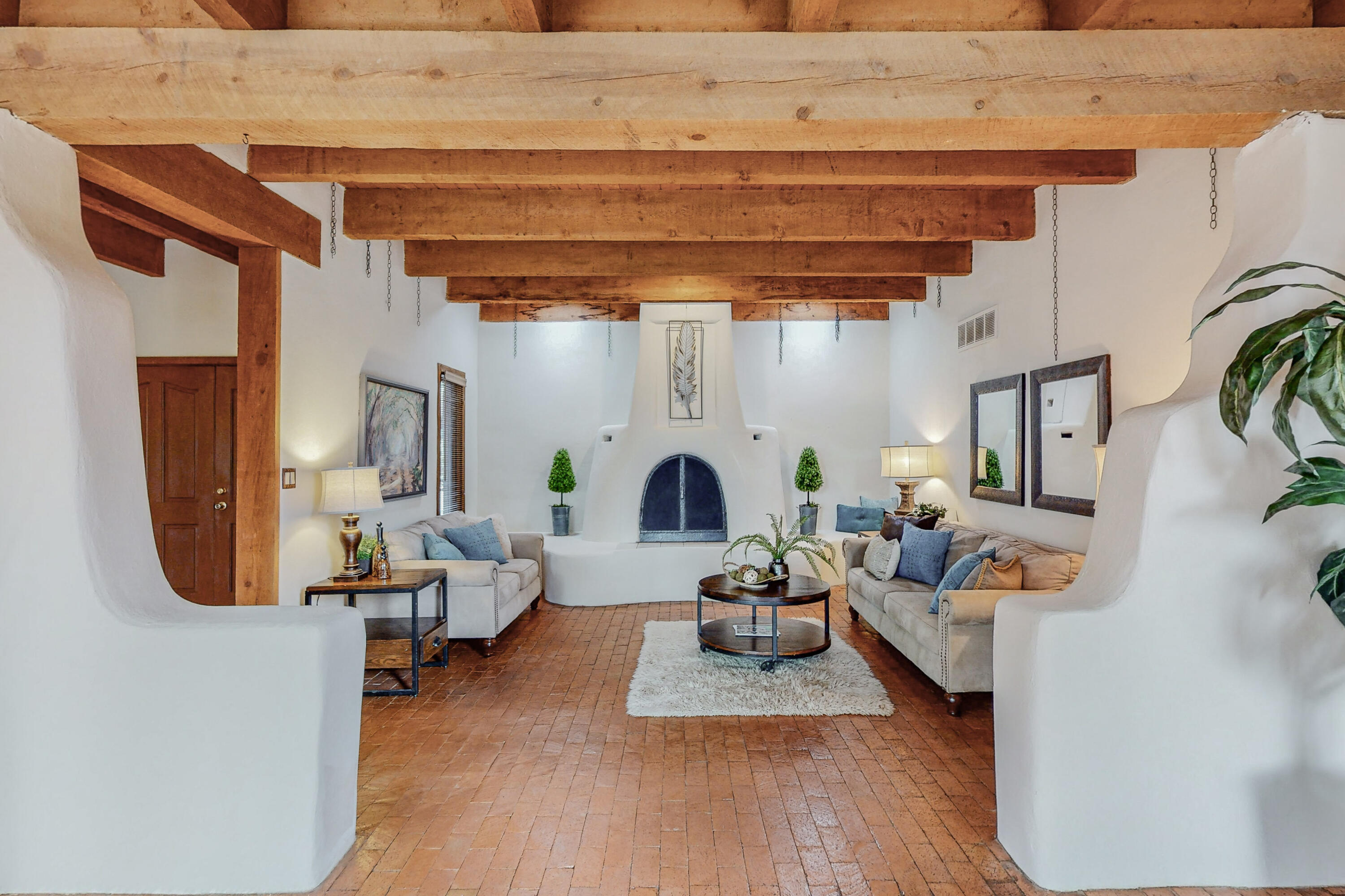 1033 W Meadowlark Lane