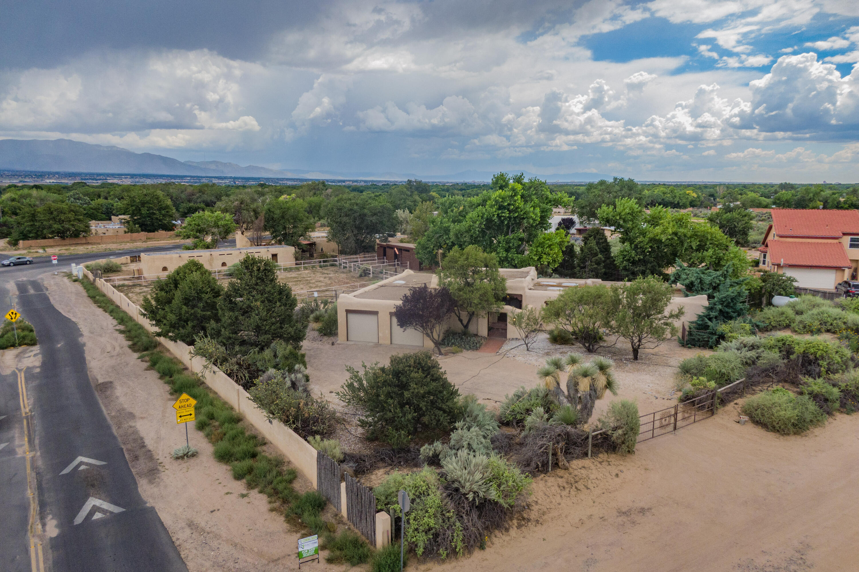 1033 W Meadowlark Lane