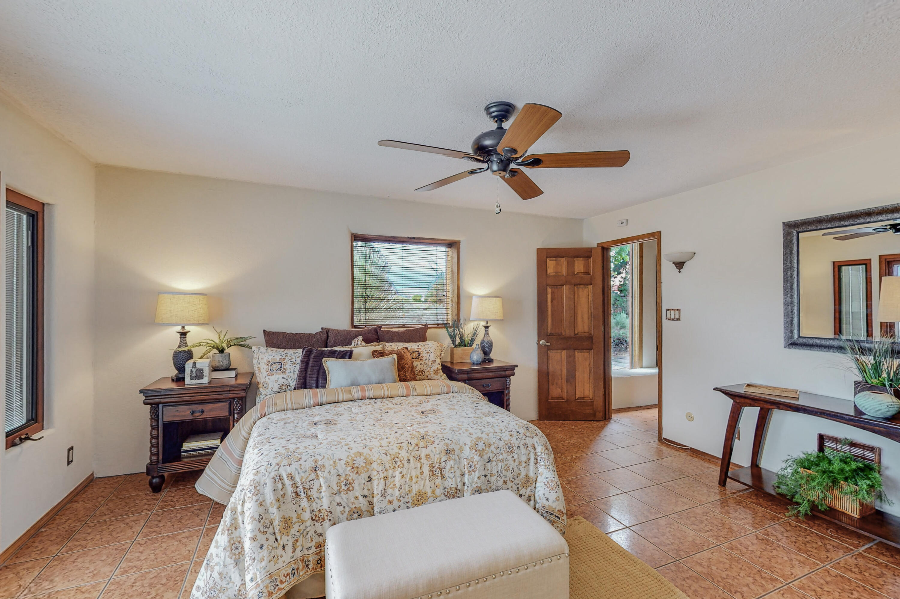 1033 W Meadowlark Lane