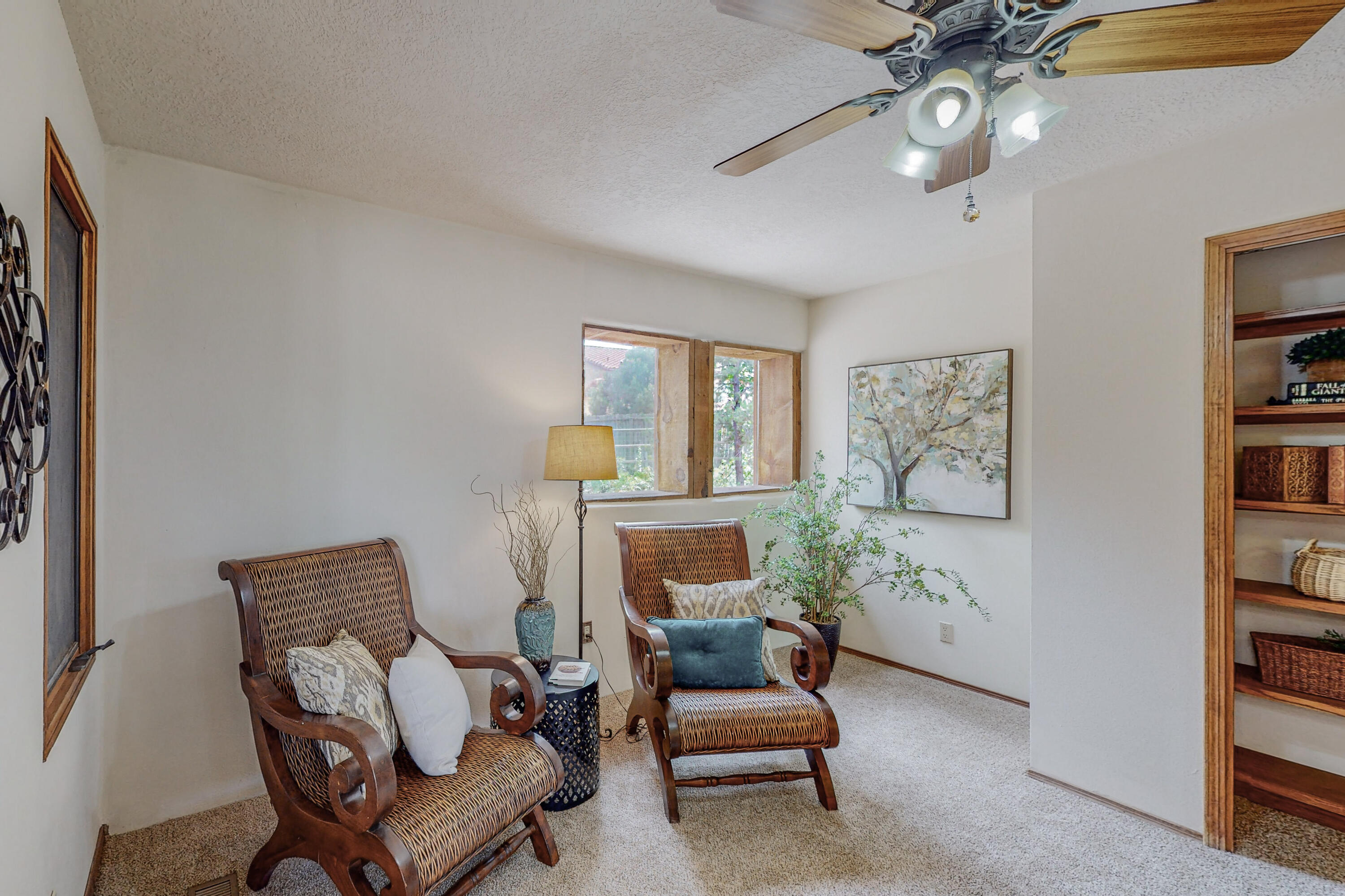 1033 W Meadowlark Lane