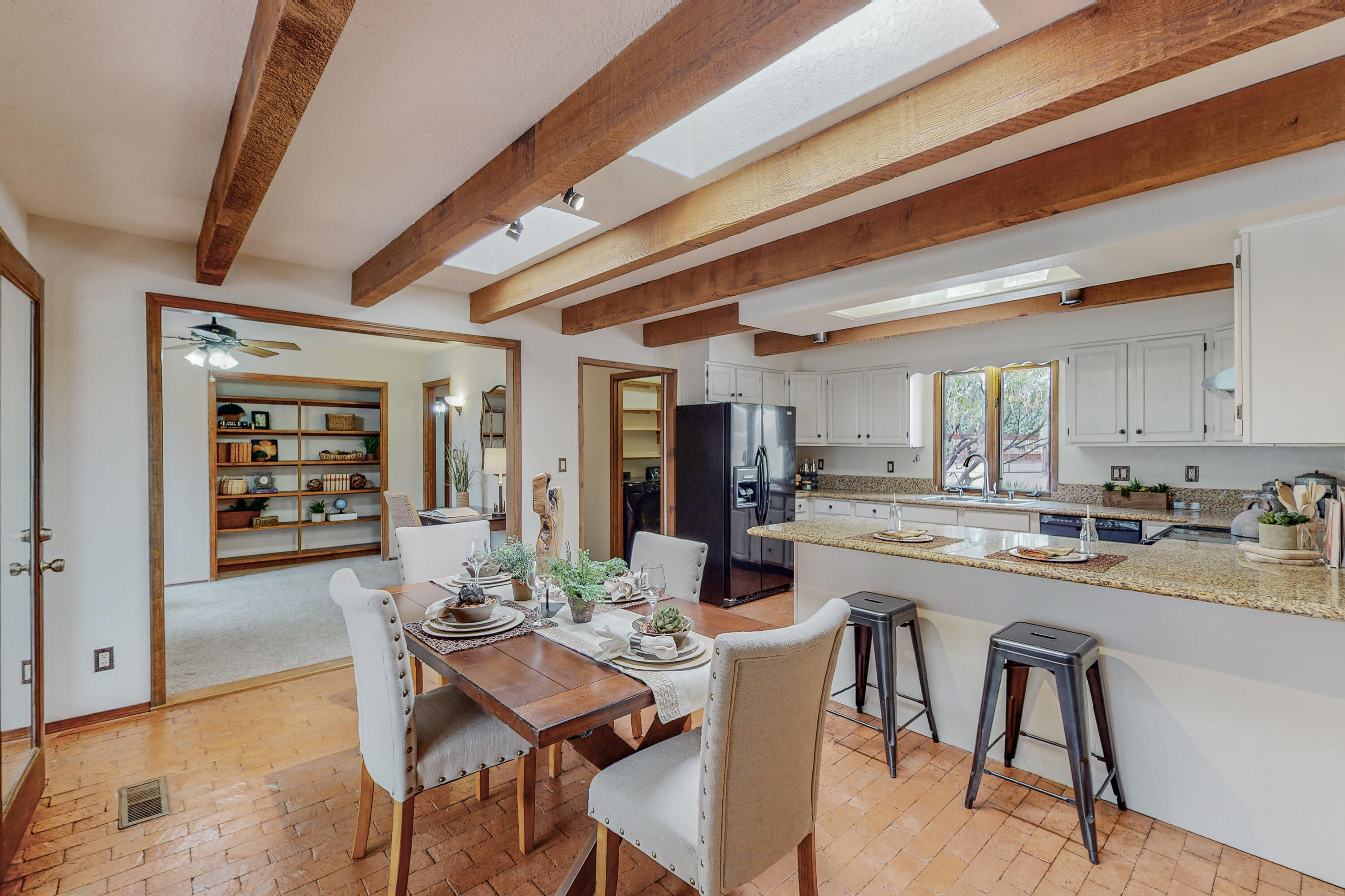 1033 W Meadowlark Lane