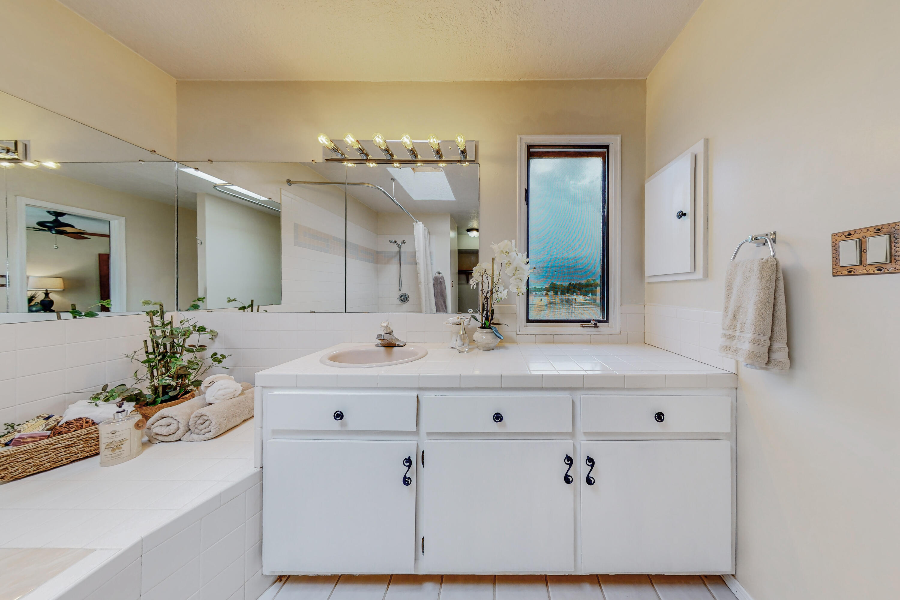 1033 W Meadowlark Lane