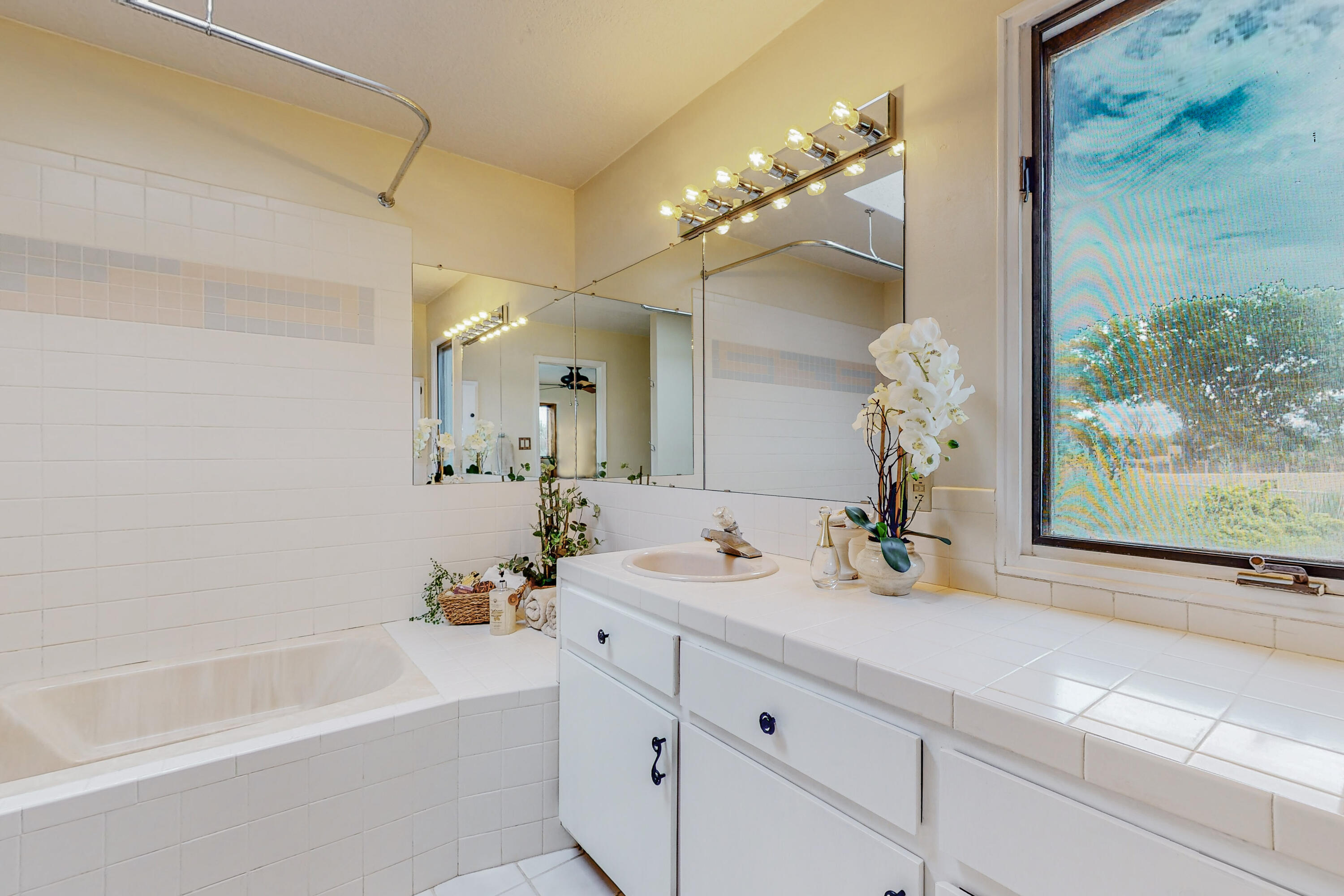 1033 W Meadowlark Lane