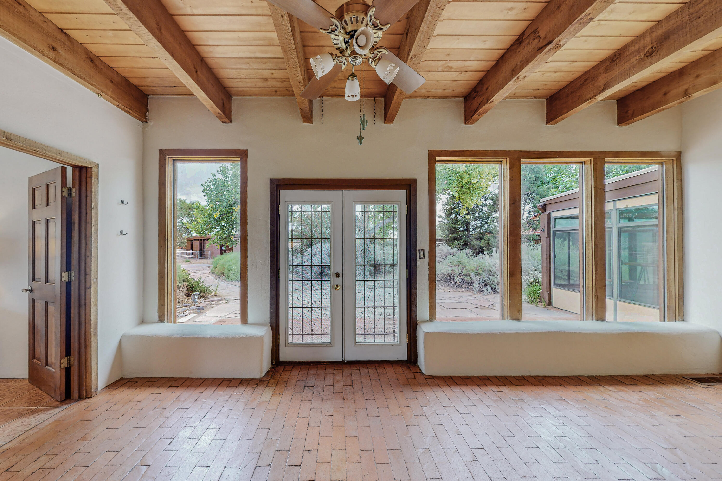 1033 W Meadowlark Lane