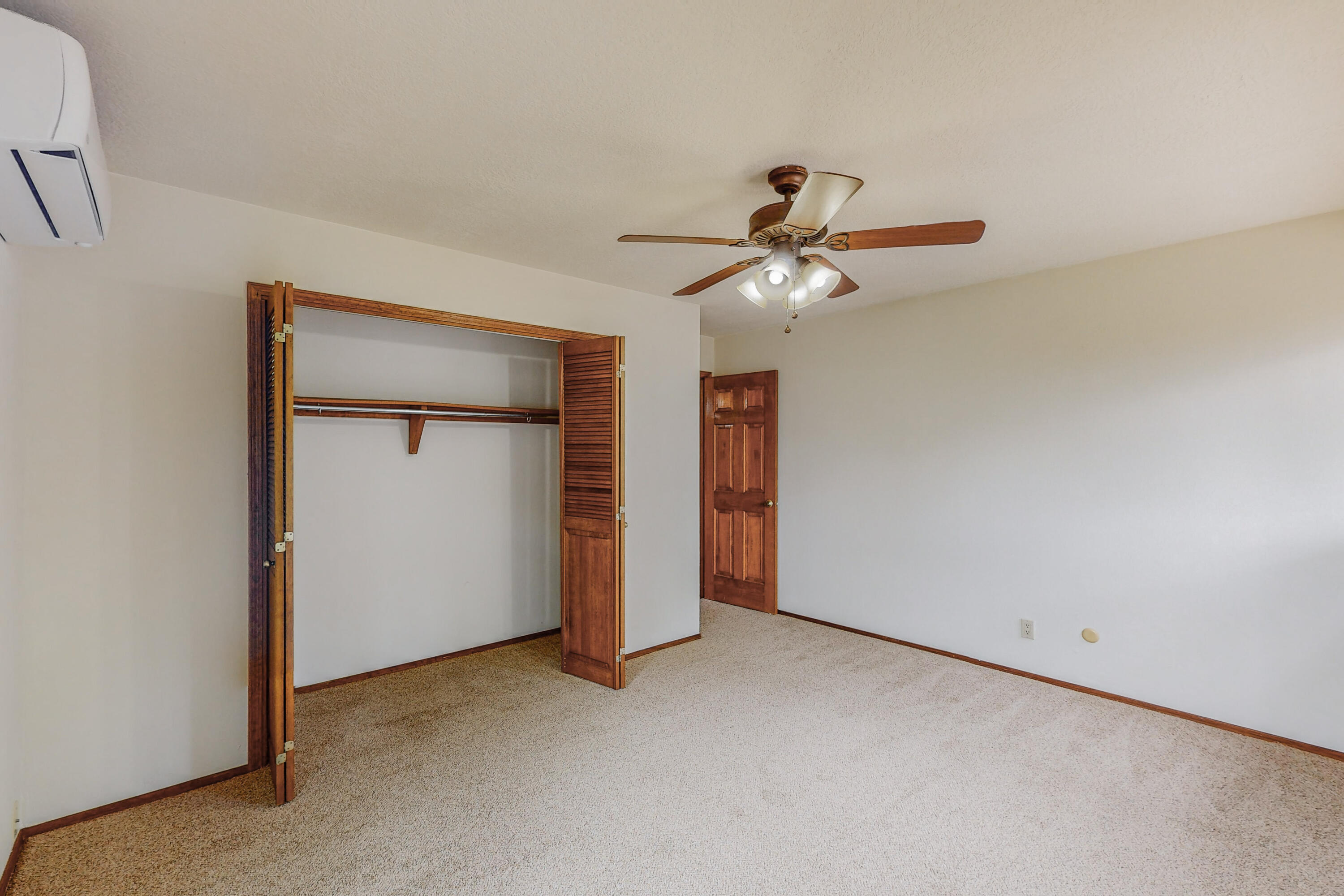 1033 W Meadowlark Lane