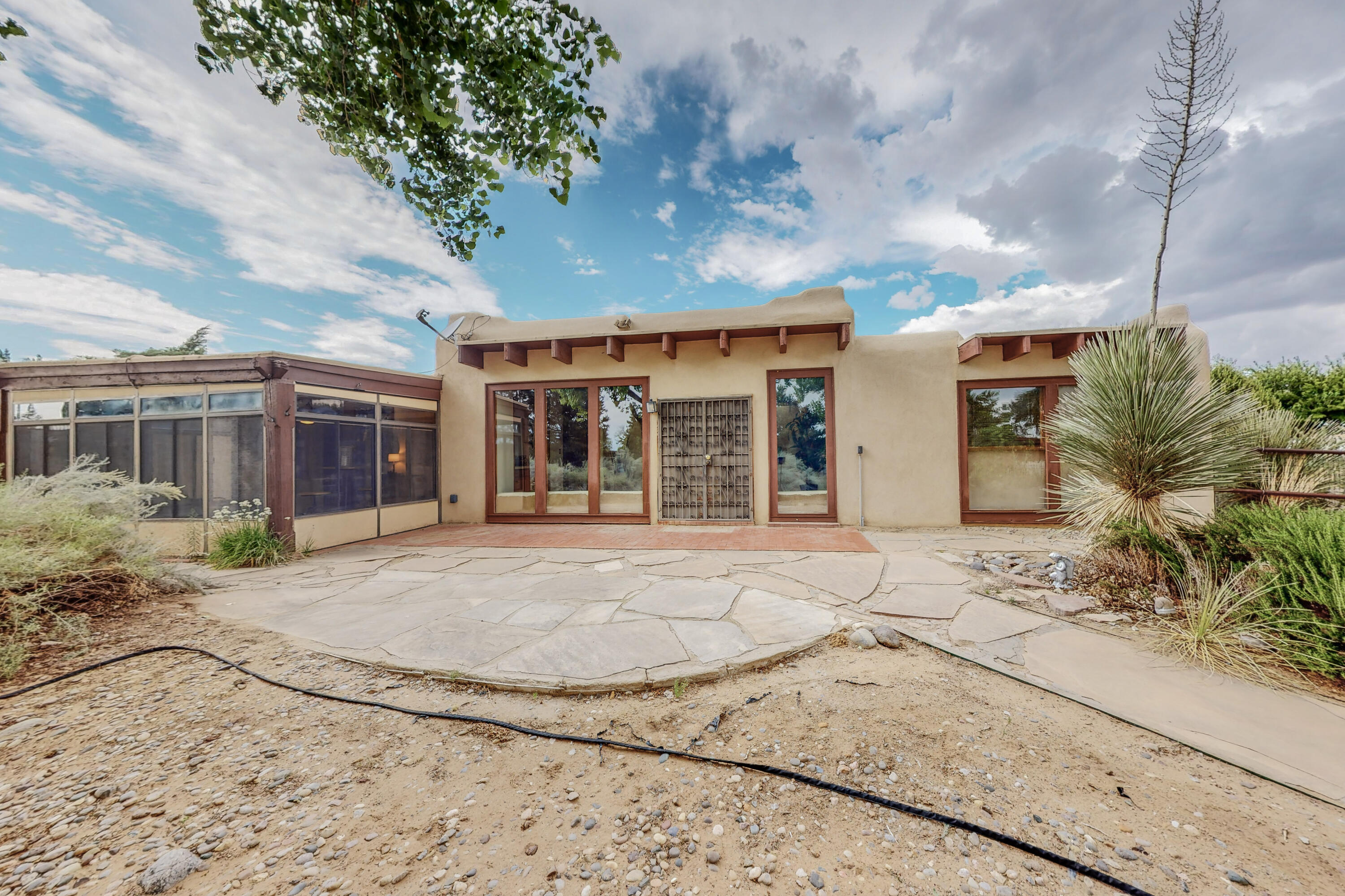 1033 W Meadowlark Lane