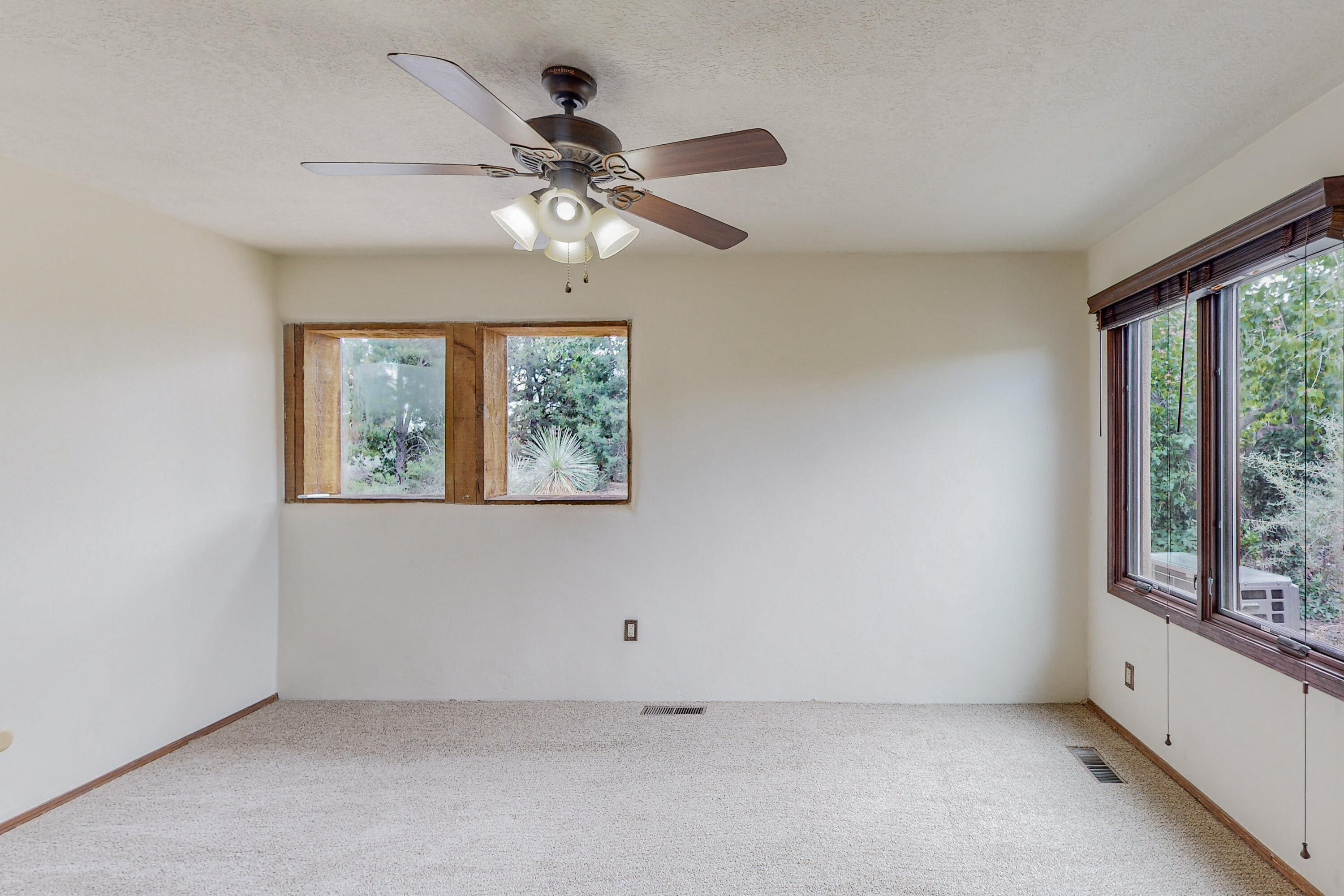 1033 W Meadowlark Lane