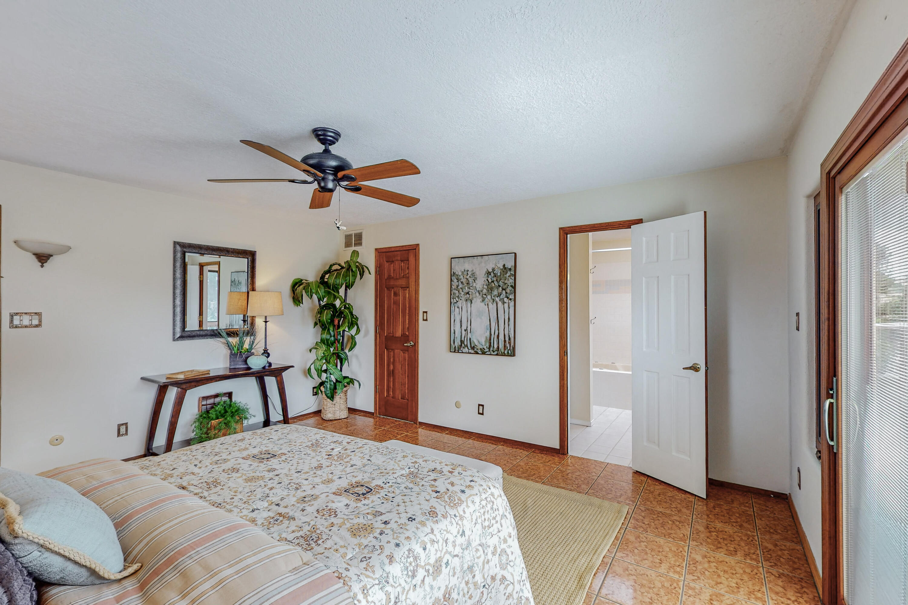 1033 W Meadowlark Lane
