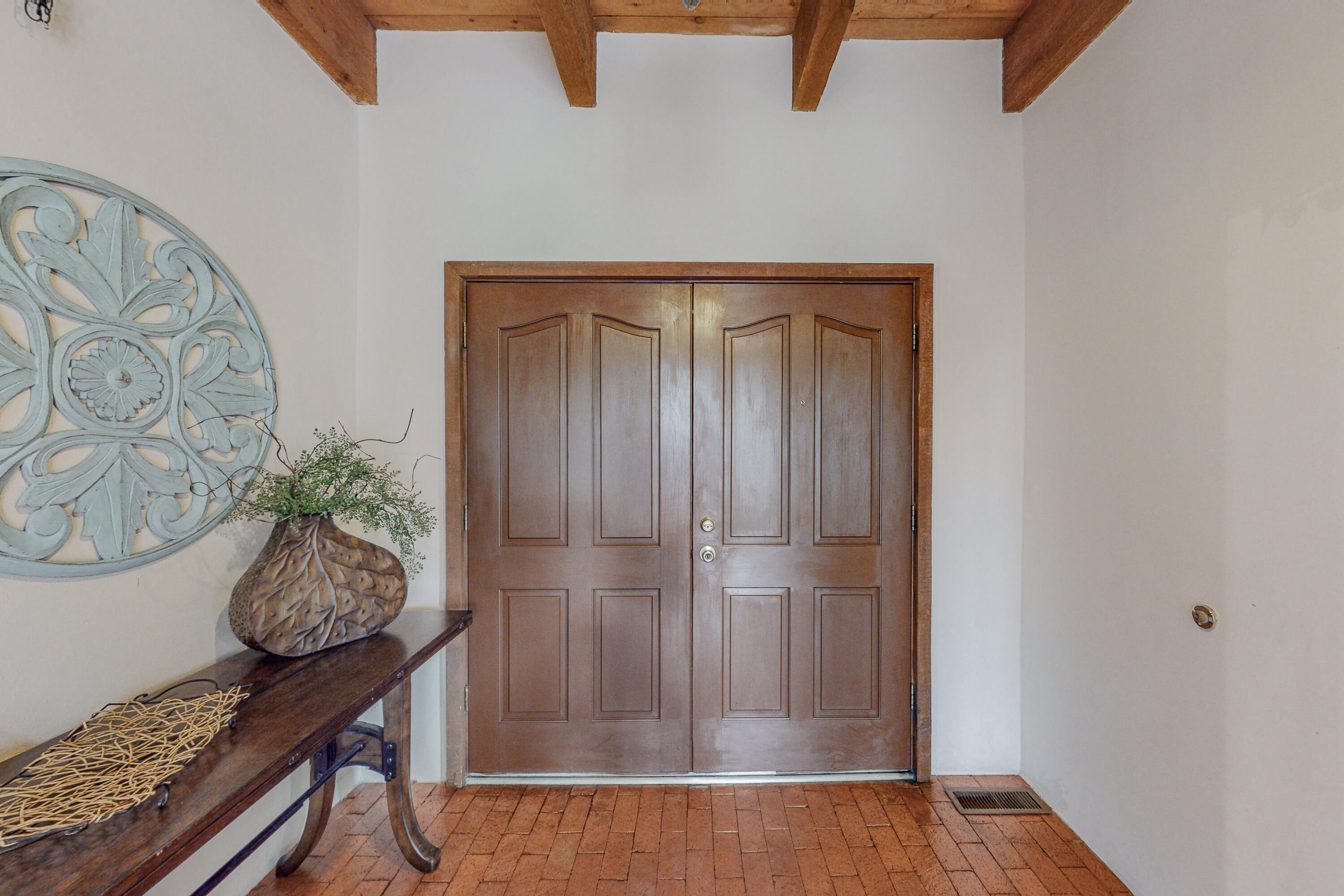 1033 W Meadowlark Lane