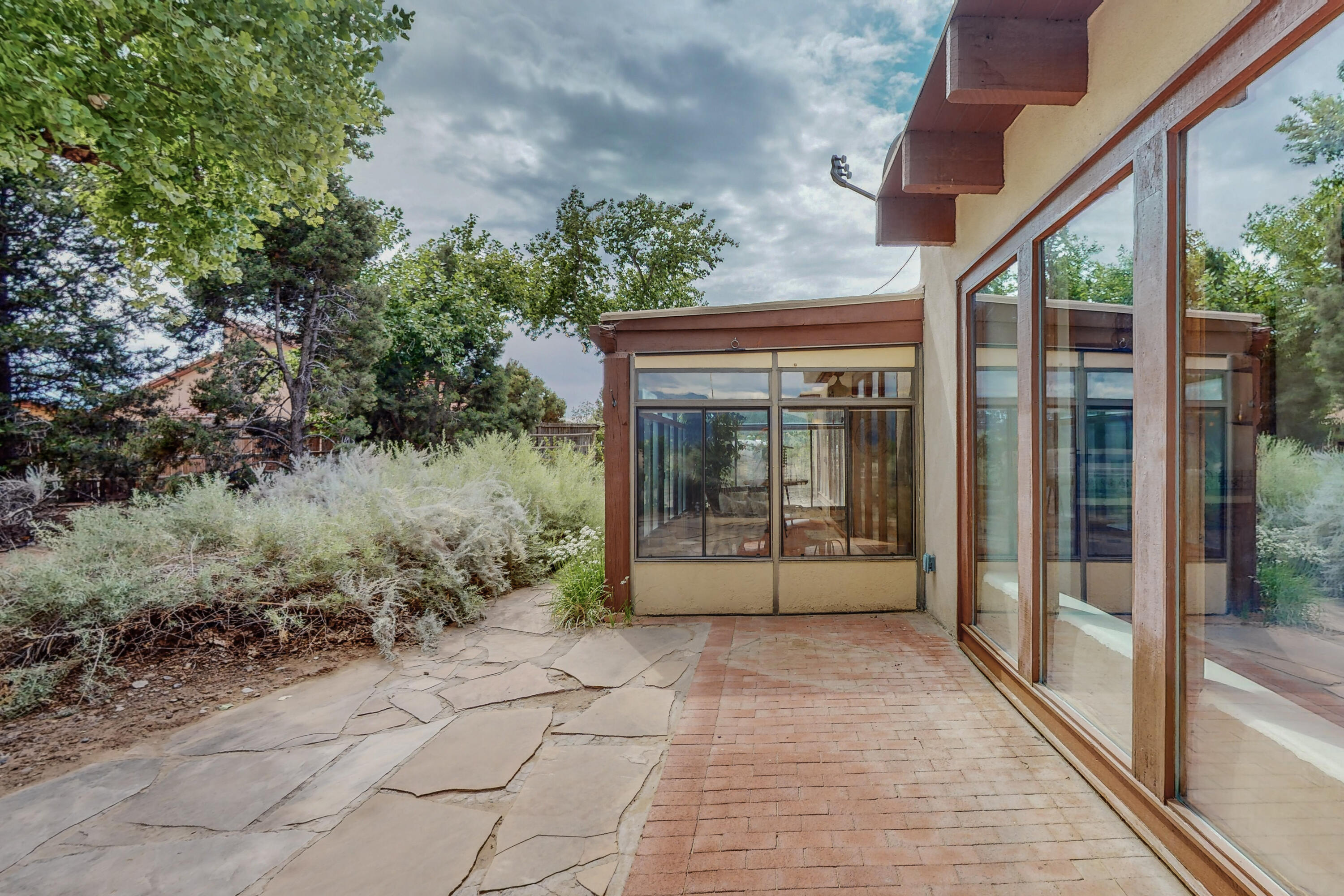 1033 W Meadowlark Lane