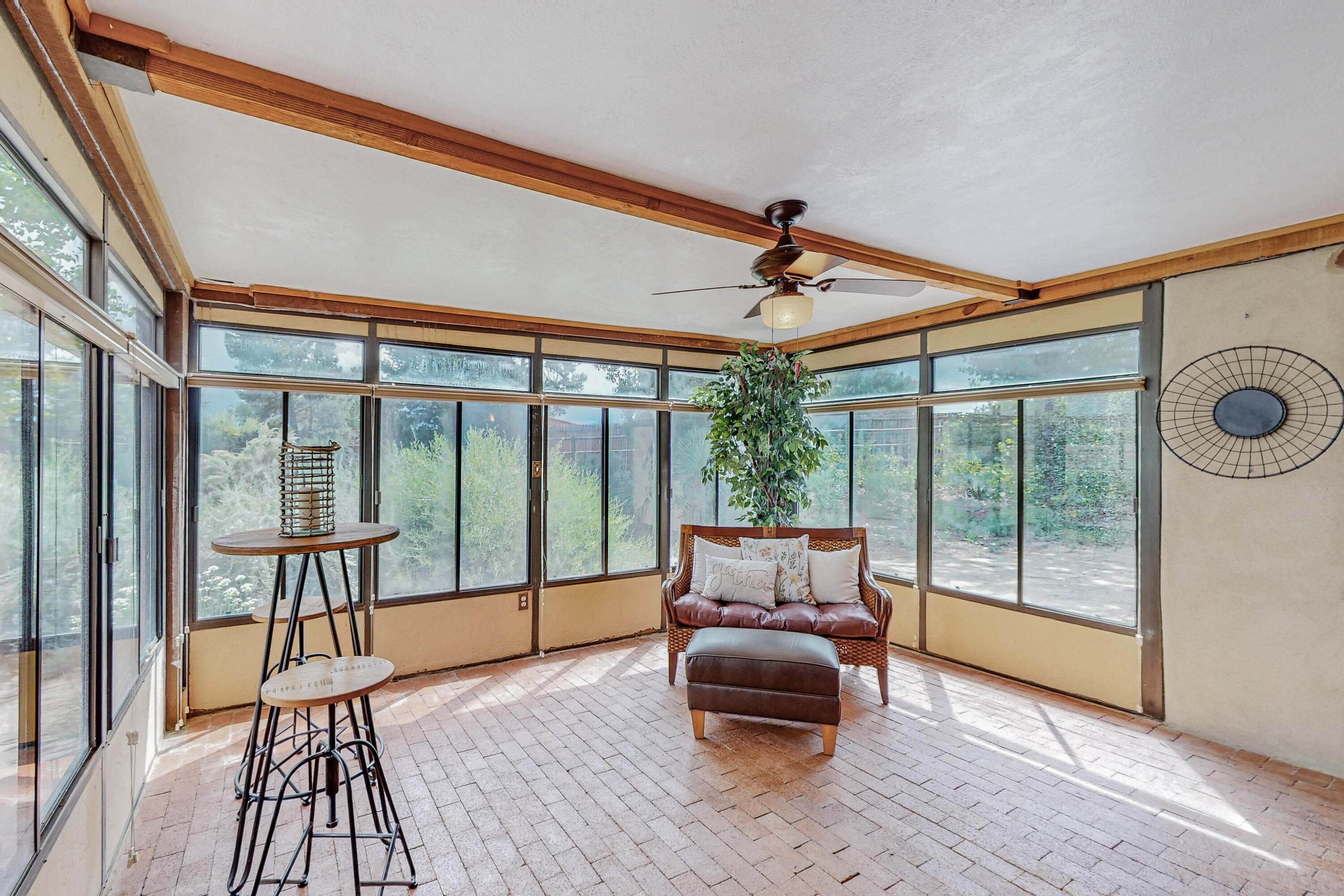 1033 W Meadowlark Lane