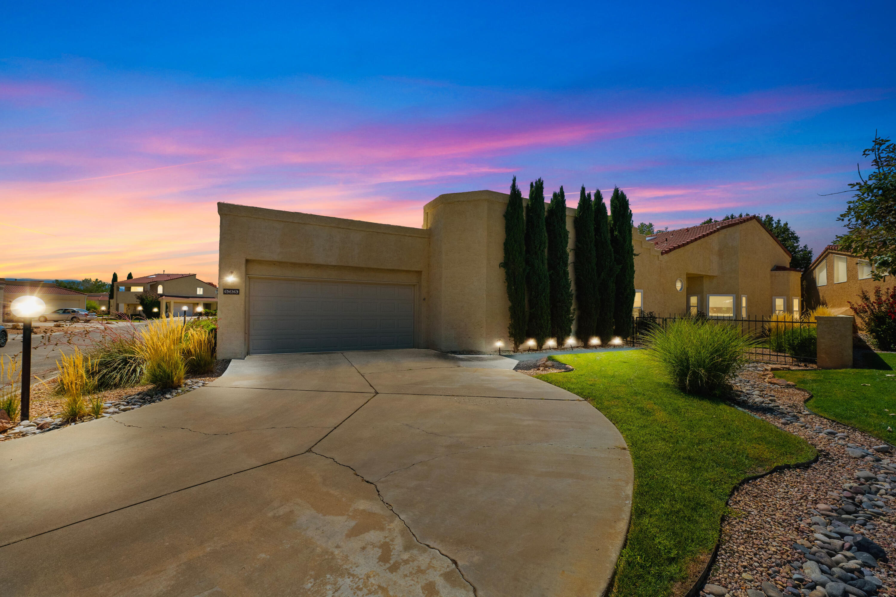 585 EASTLAKE Drive SE
