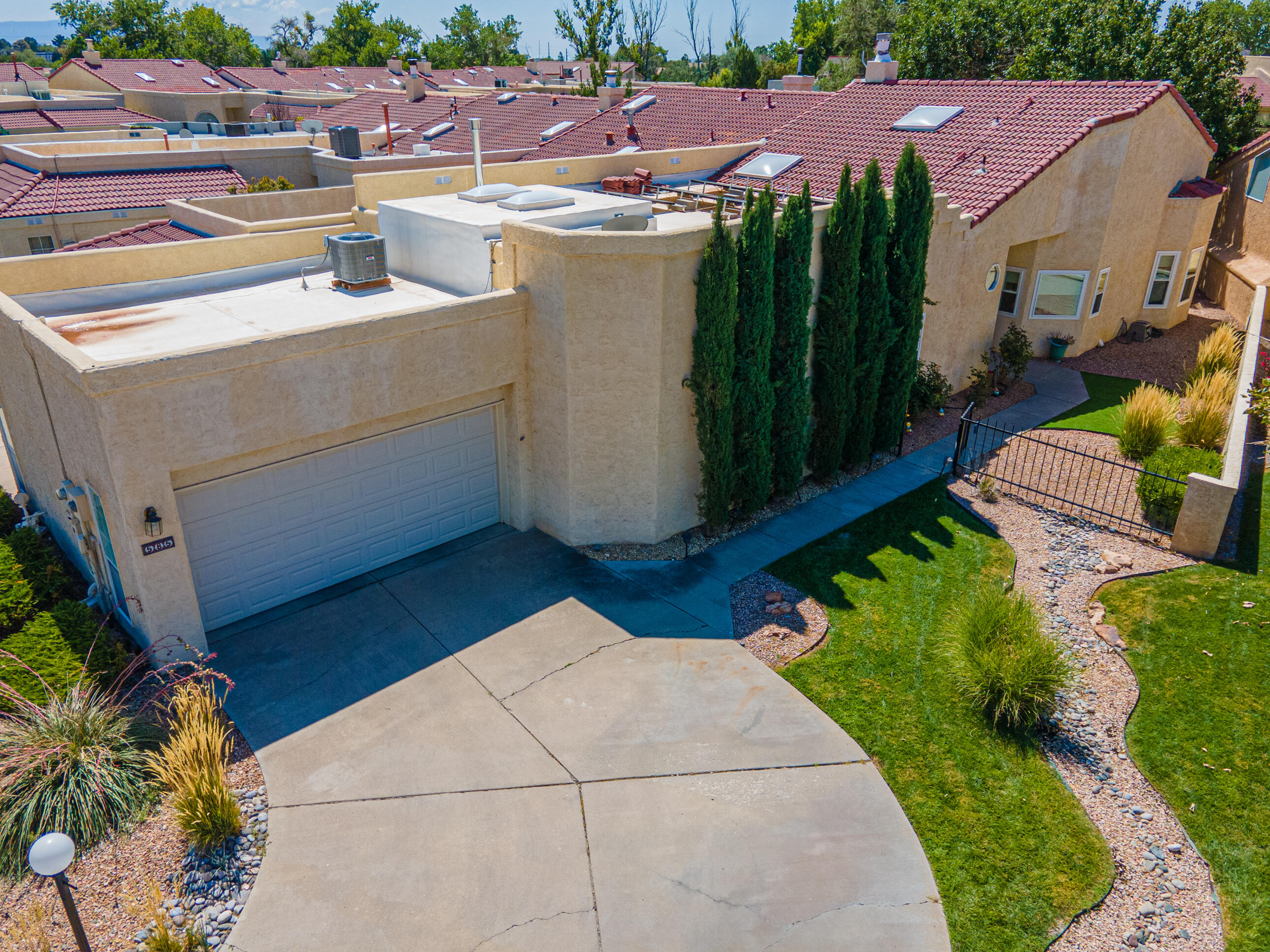 585 EASTLAKE Drive SE
