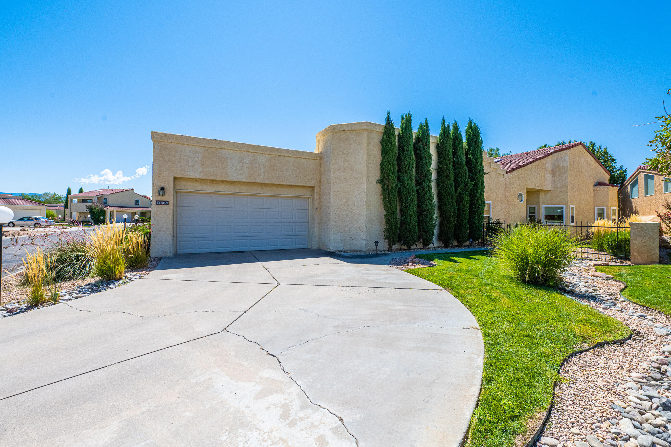 585 EASTLAKE Drive SE