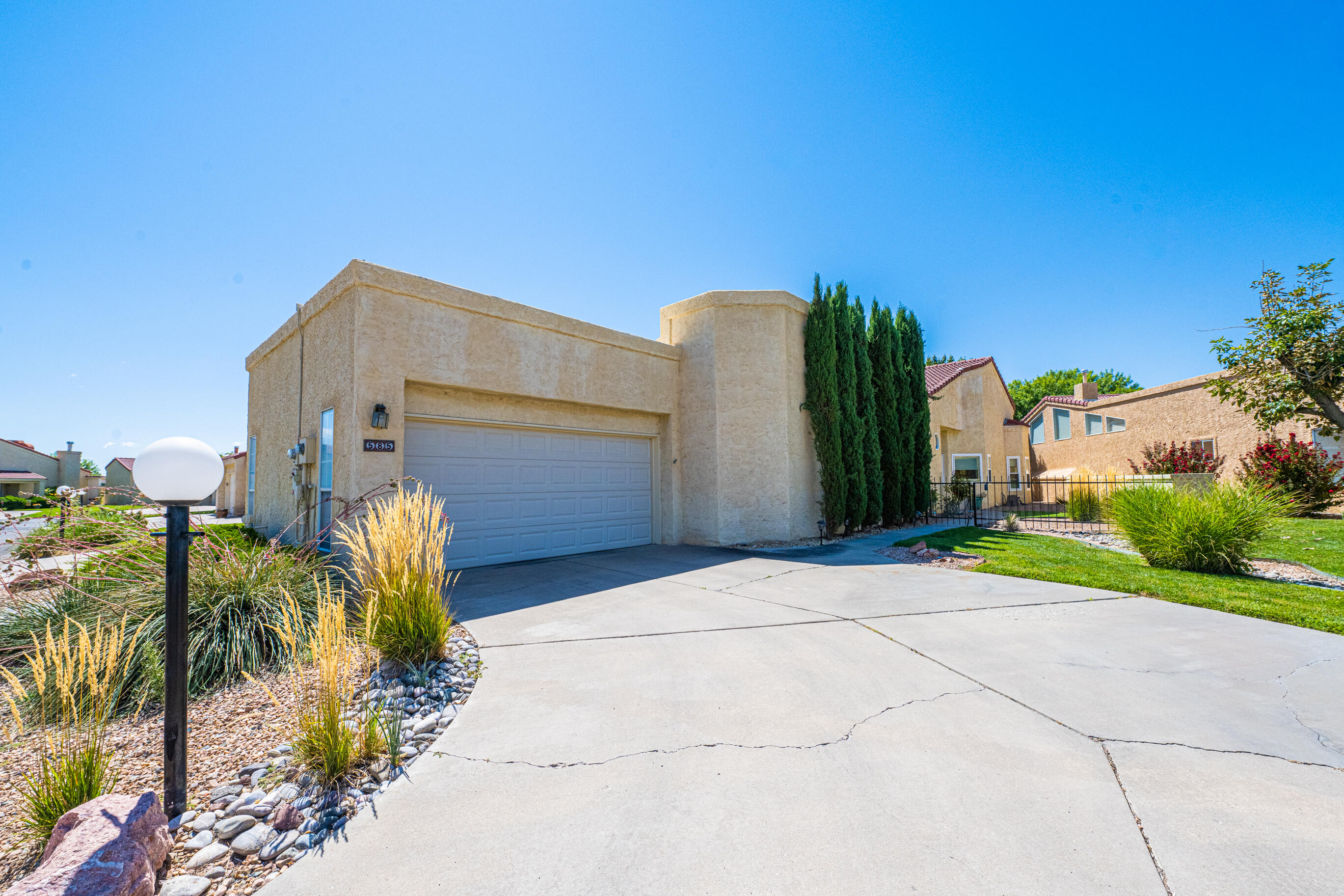 585 EASTLAKE Drive SE