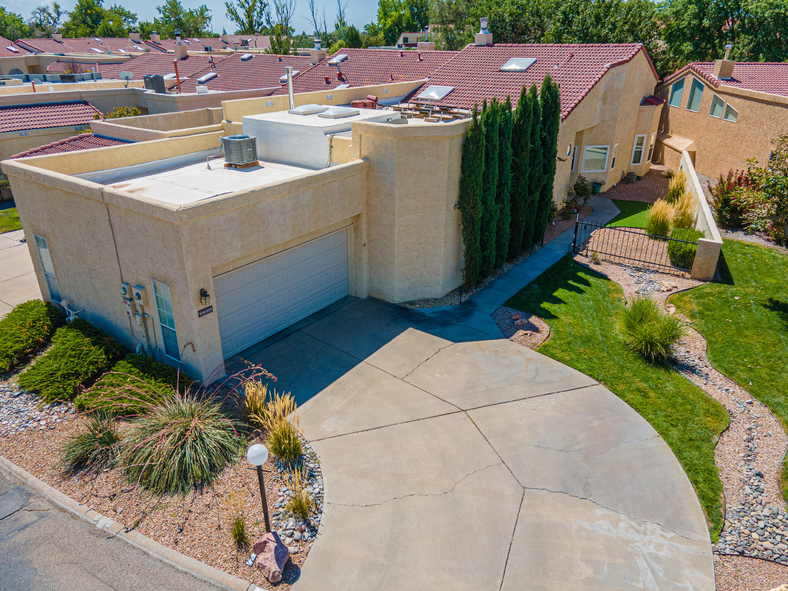 585 EASTLAKE Drive SE