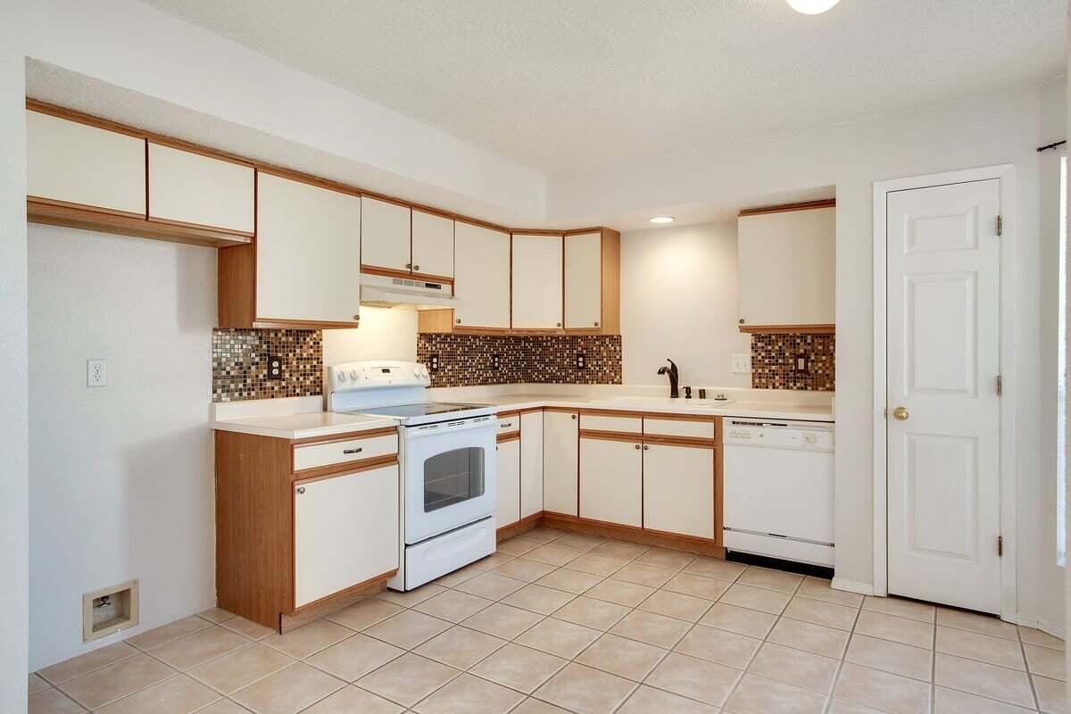 2517 STALLION Loop SE