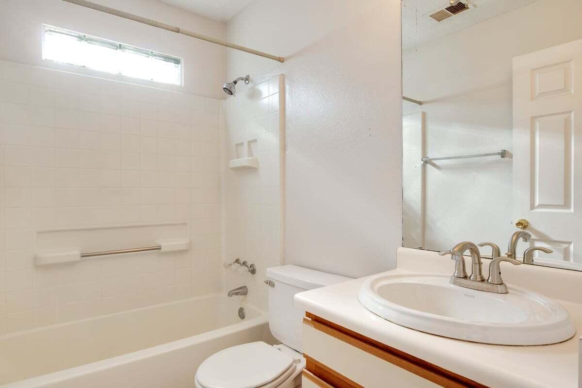 2517 STALLION Loop SE