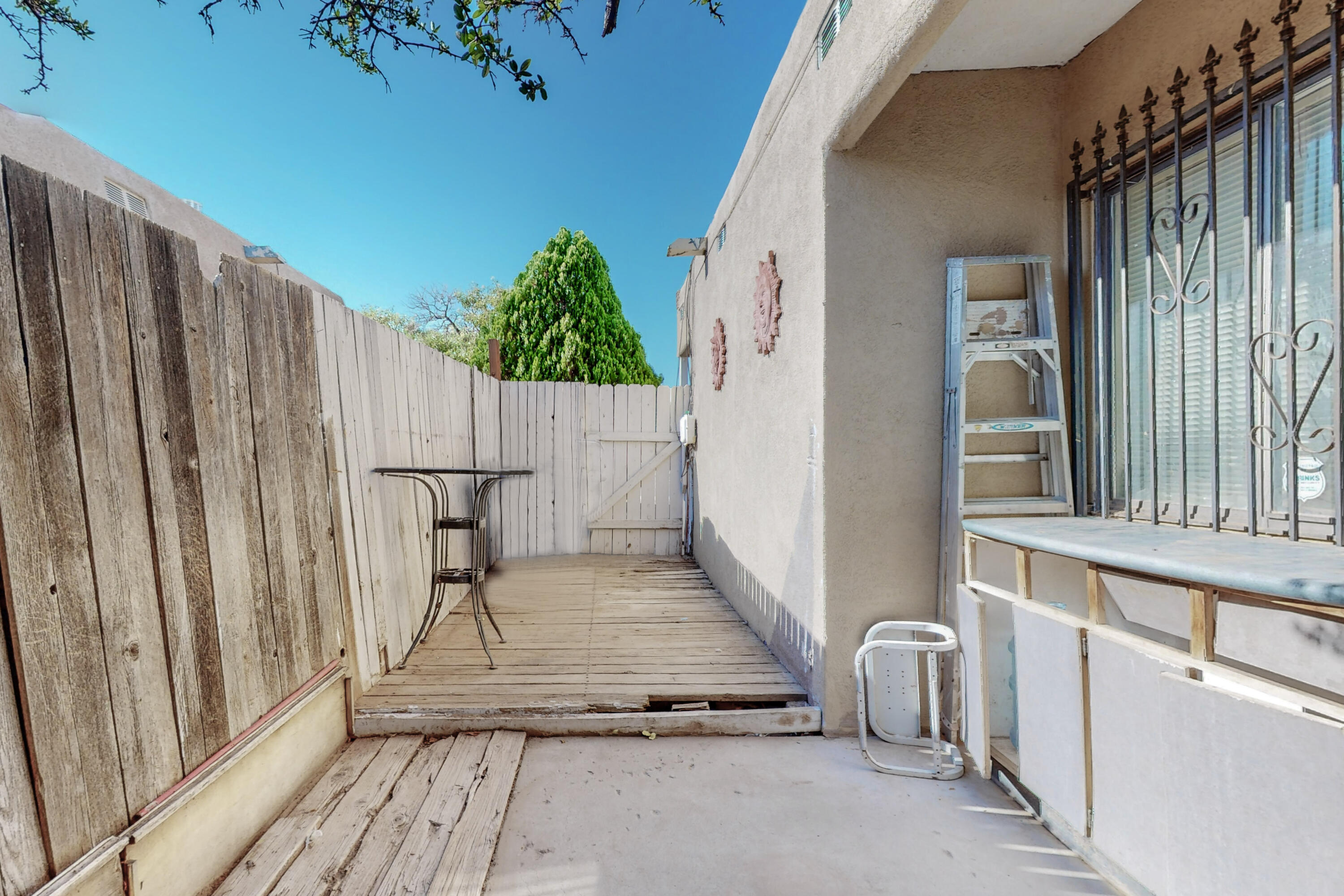 6067 REDLANDS Road NW
