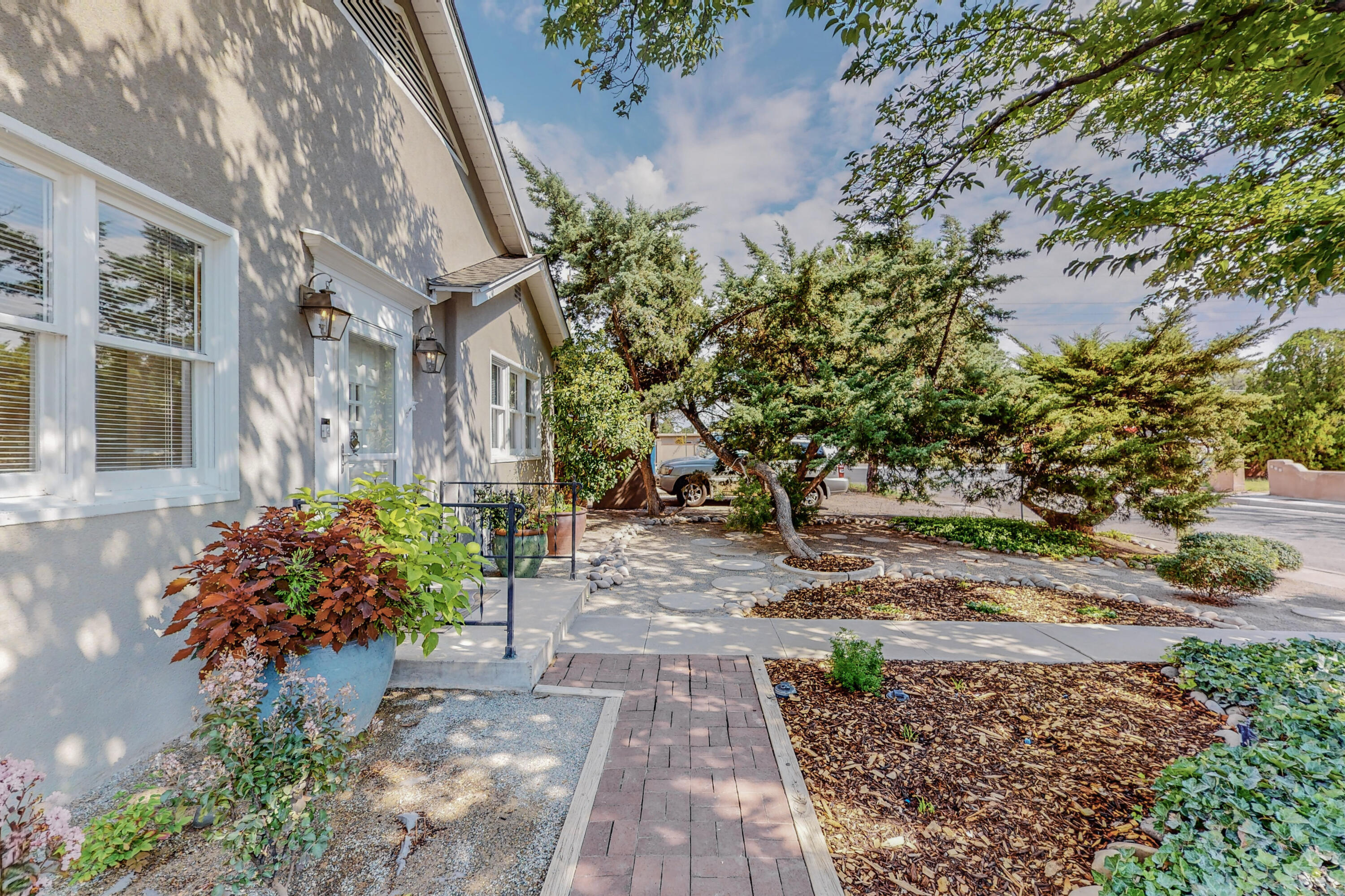 627 WELLESLEY Drive NE